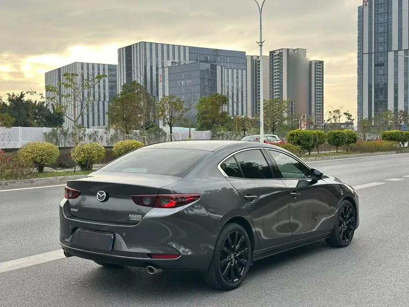 Mazda 3 Axela 2022 2.0L Automatic Premium Black Obsidian Edition — миниатюра 5