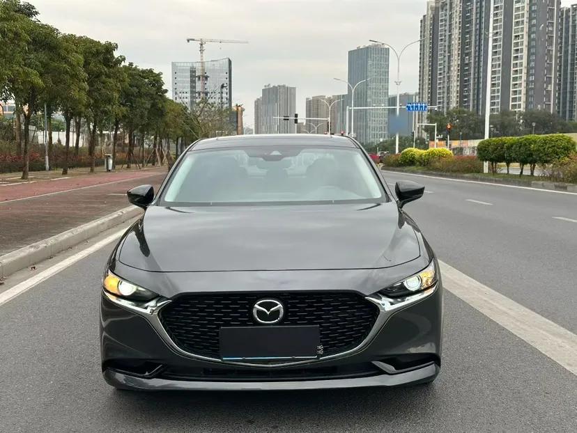 Mazda 3 Axela 2022 2.0L Automatic Premium Black Obsidian Edition — миниатюра 6
