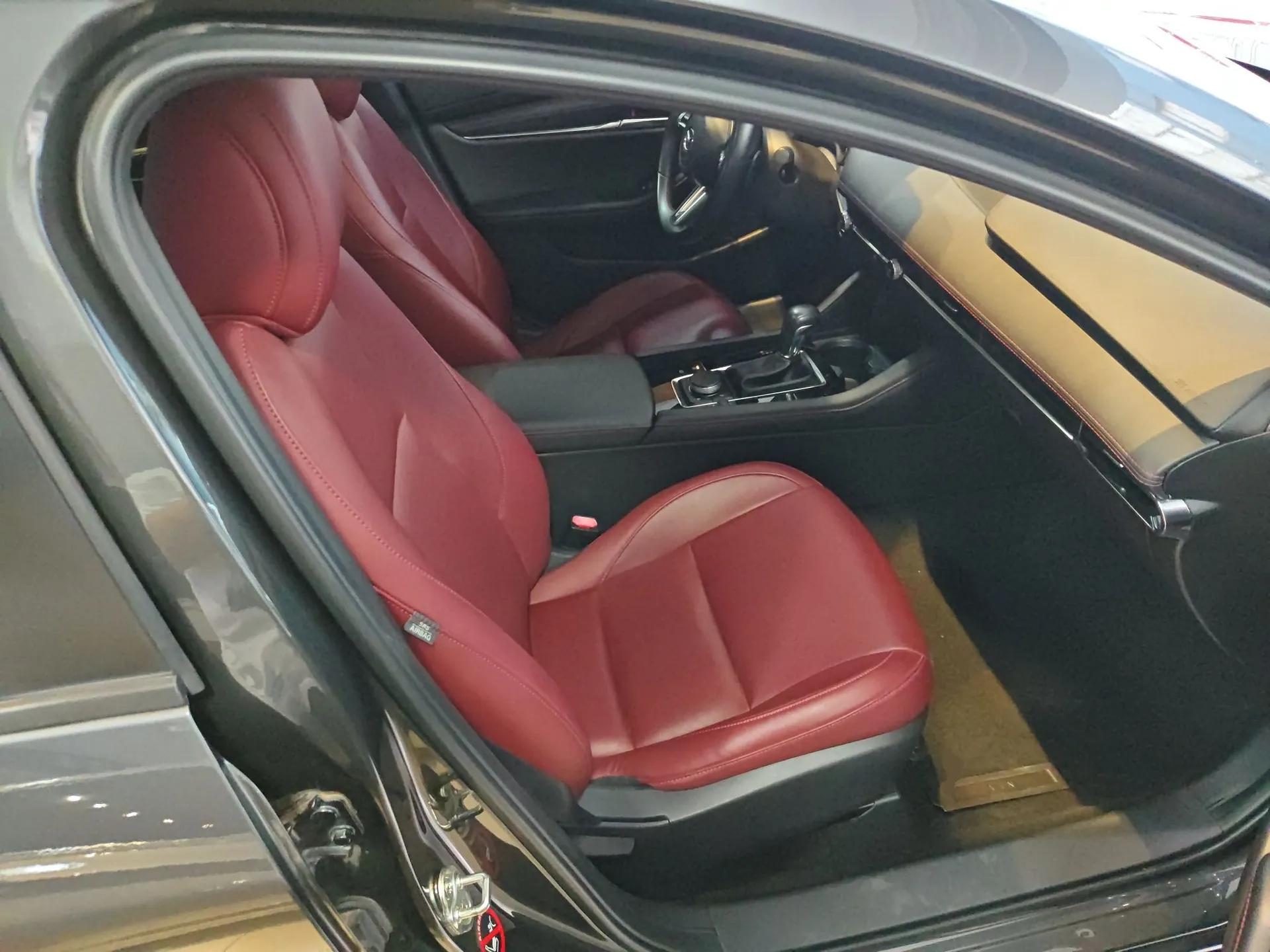 Mazda 3 Axela 2022 2.0L Automatic Premium Black Obsidian Edition — миниатюра 10