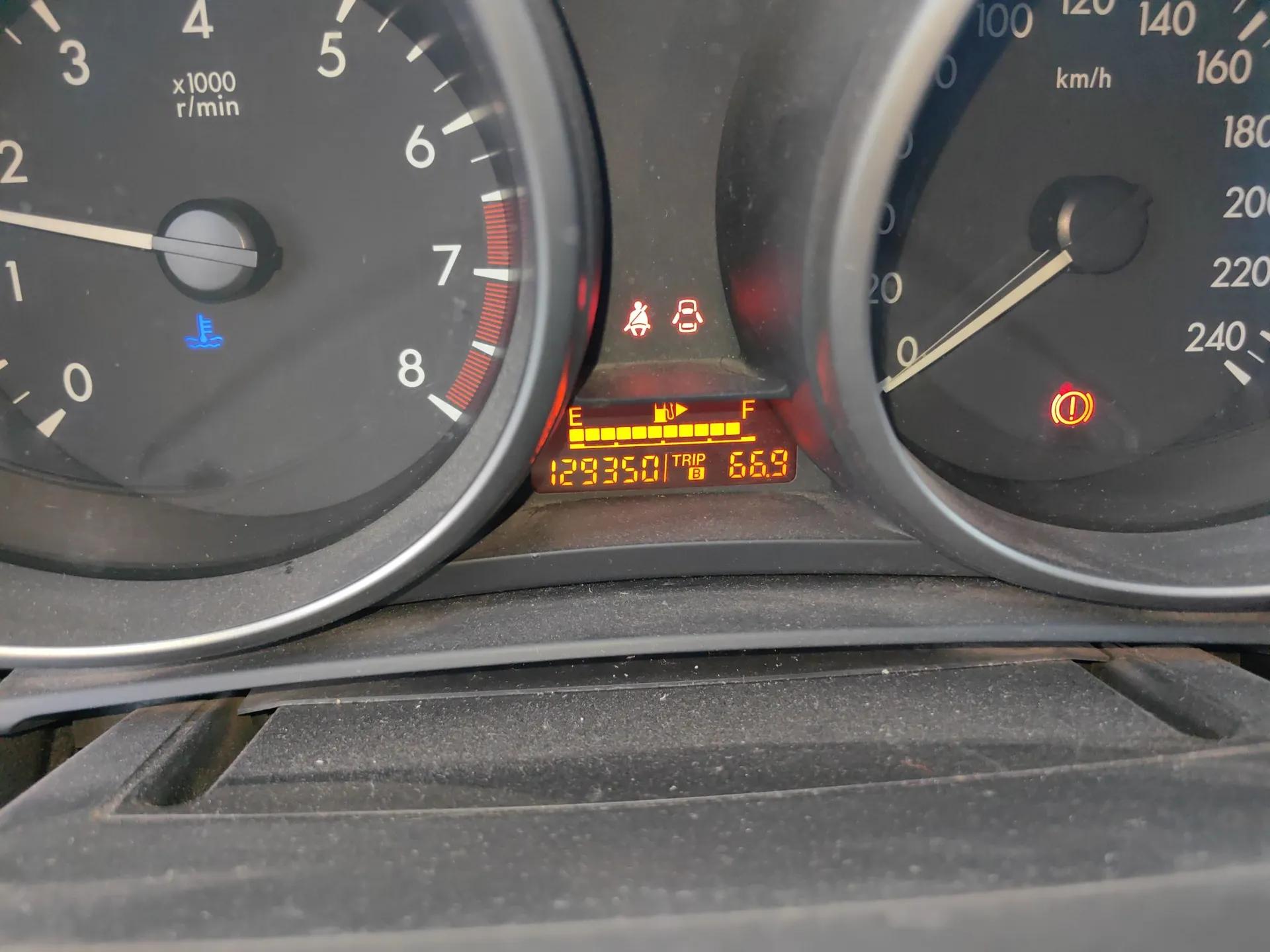 Mazda 3 2015 Sedan 1.6L Manual Comfort Model — миниатюра 11