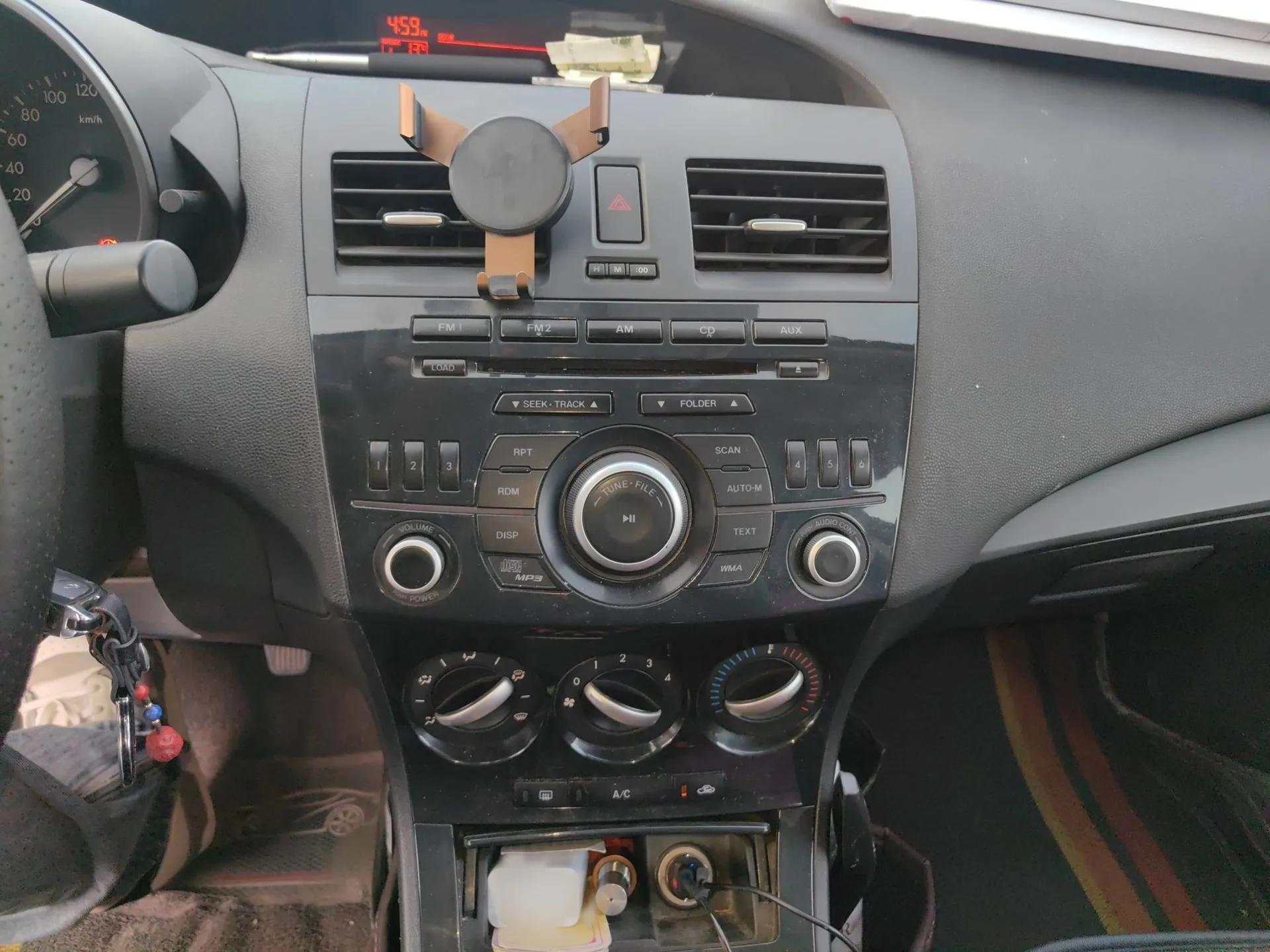 Mazda 3 2015 Sedan 1.6L Manual Comfort Model — миниатюра 12