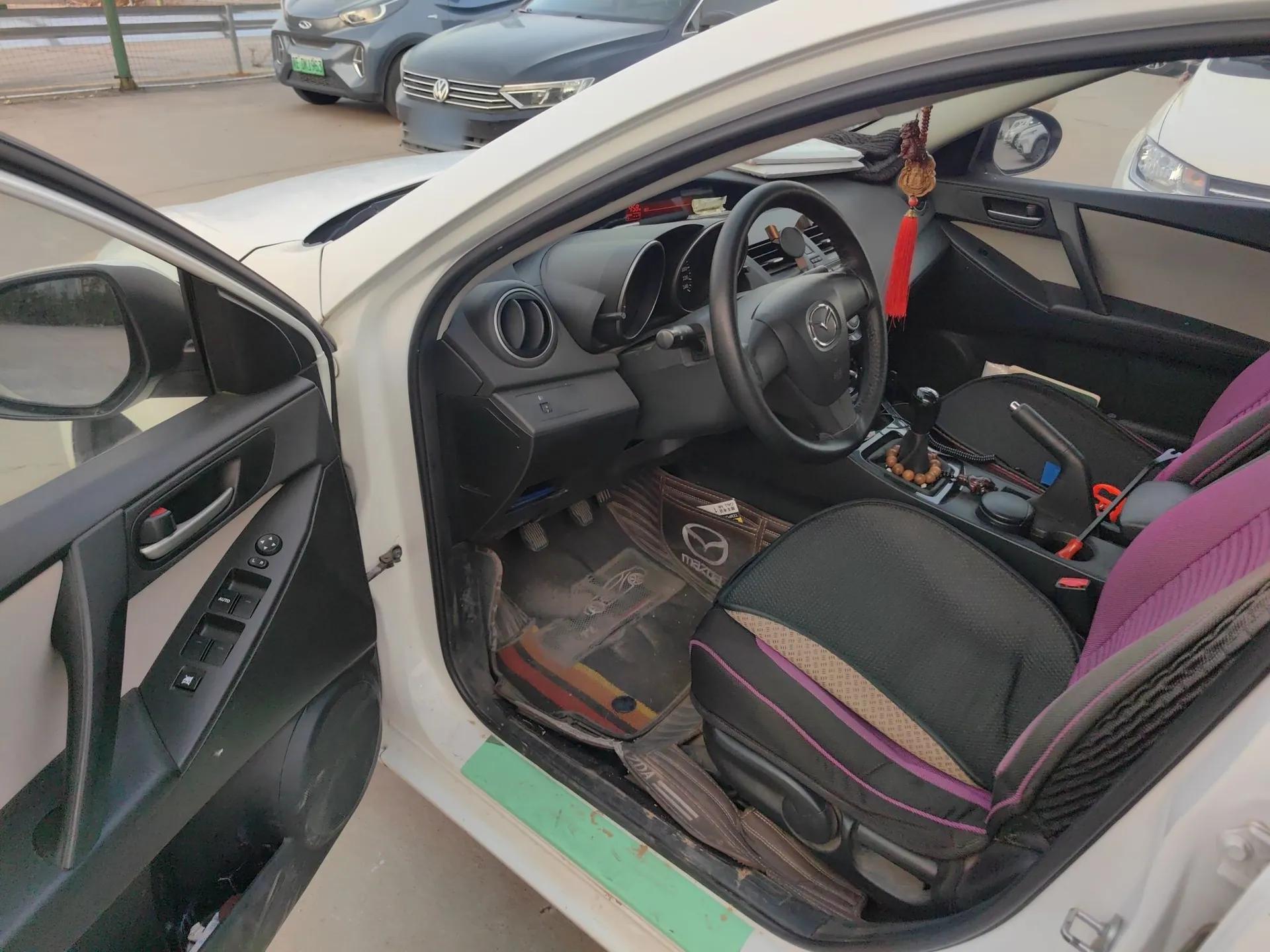 Mazda 3 2015 Sedan 1.6L Manual Comfort Model — миниатюра 19