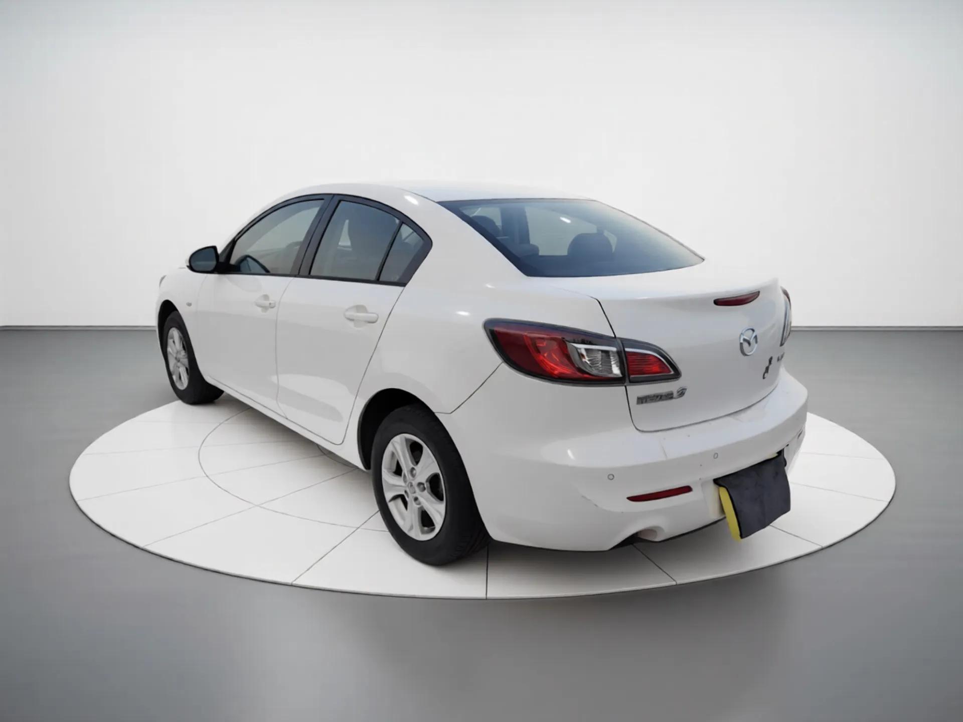 Mazda 3 2015 Sedan 1.6L Manual Comfort Model — миниатюра 4