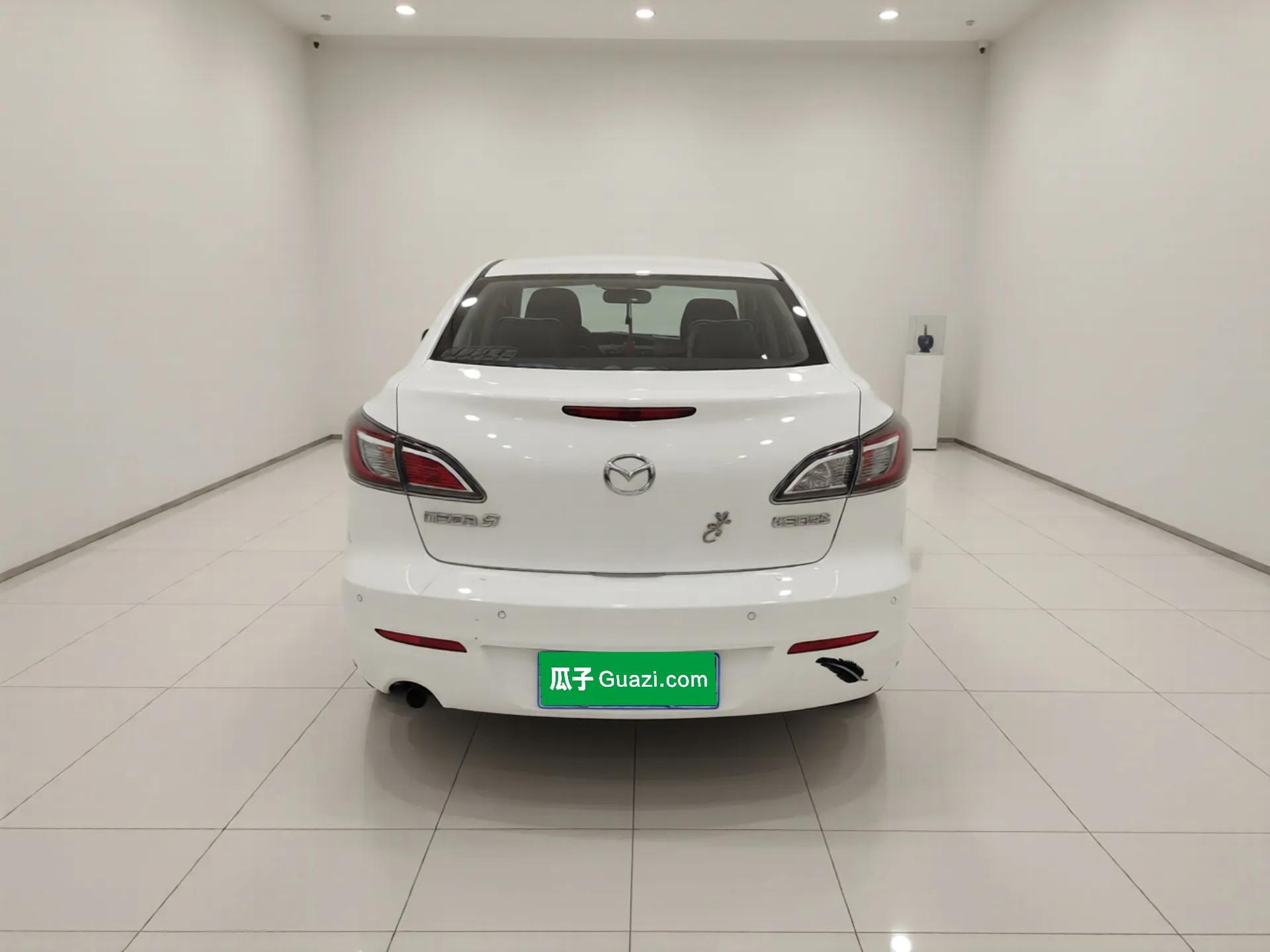 Mazda 3 2015 Sedan 1.6L Manual Comfort Model — миниатюра 5