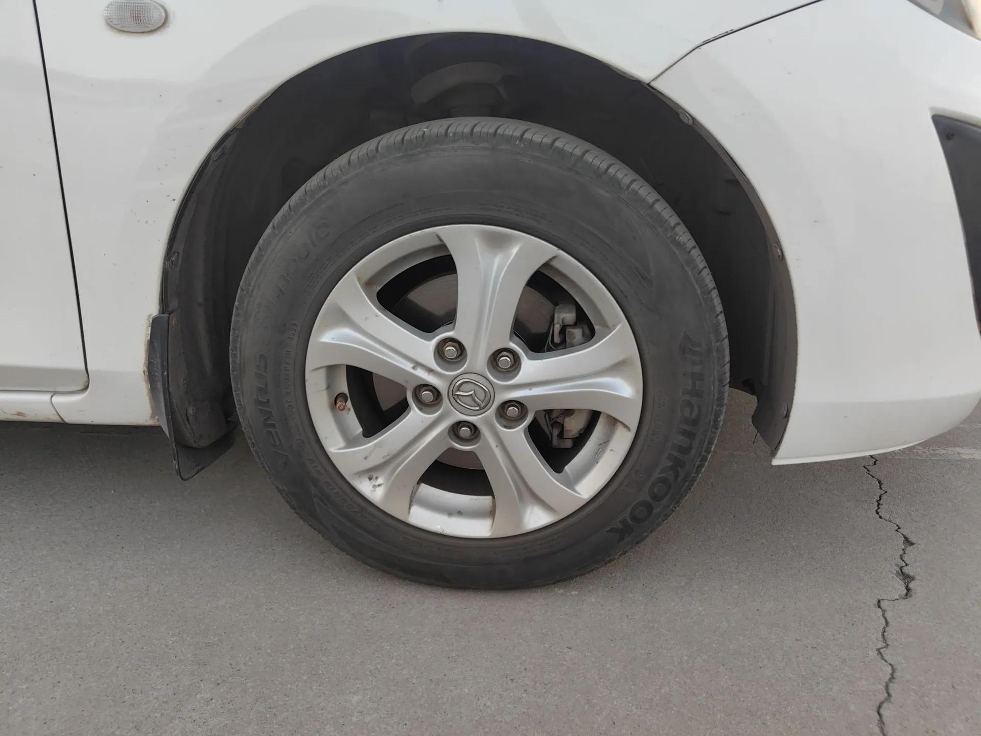 Mazda 3 2015 Sedan 1.6L Manual Comfort Model — миниатюра 8