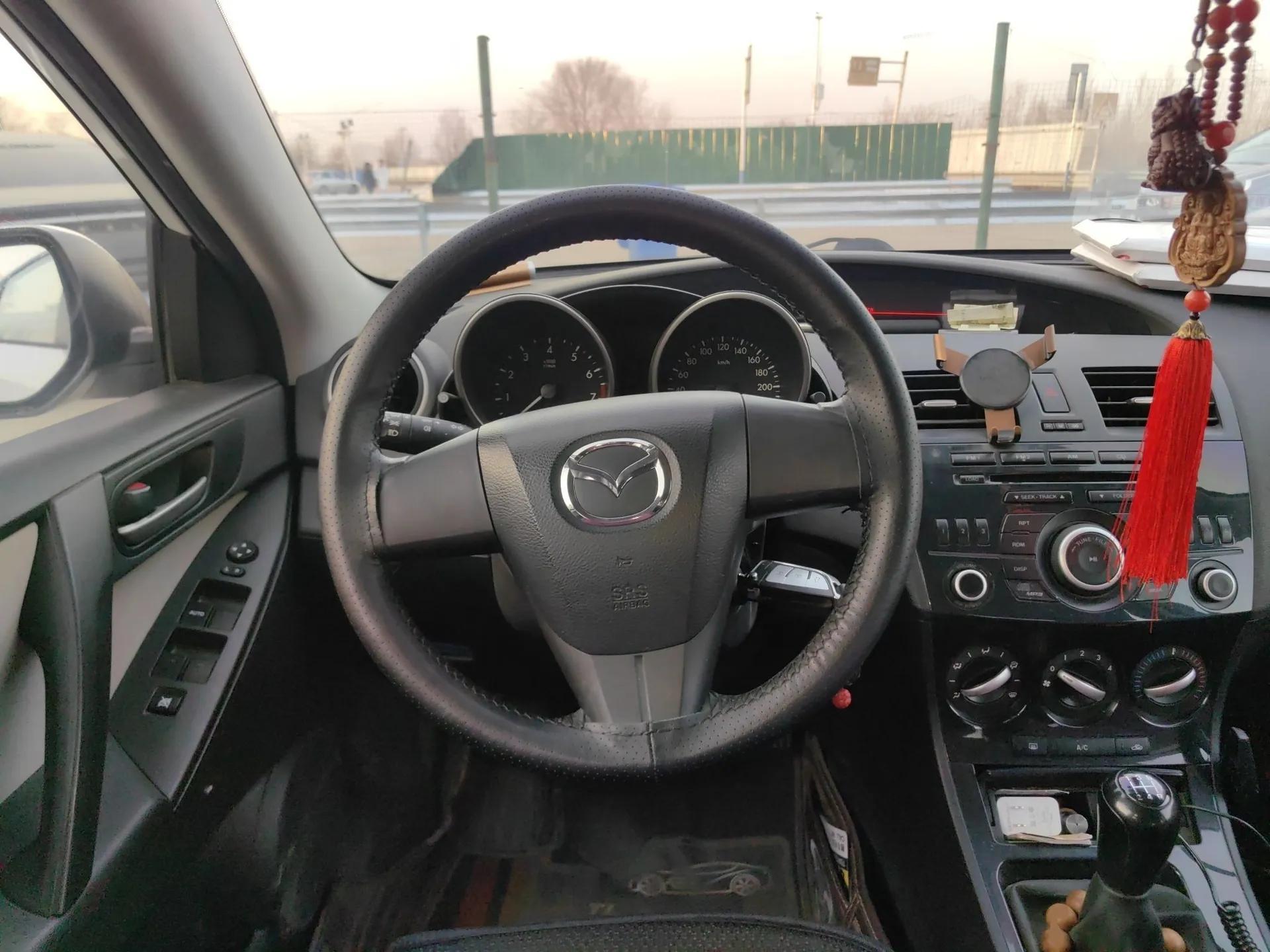 Mazda 3 2015 Sedan 1.6L Manual Comfort Model — миниатюра 9