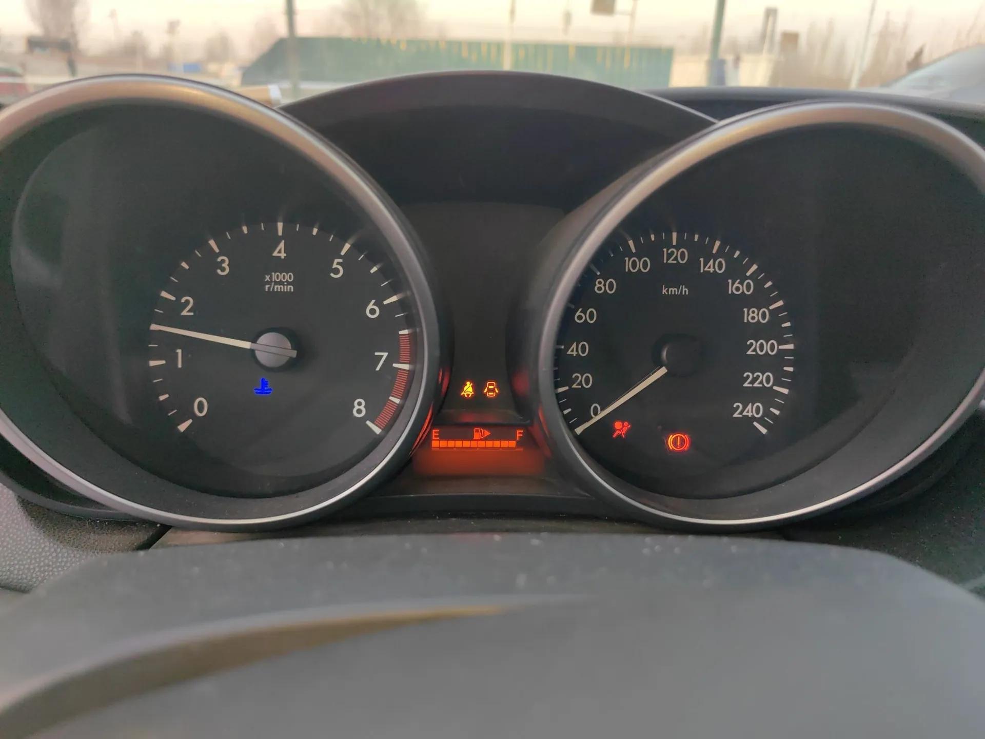 Mazda 3 2015 Sedan 1.6L Manual Comfort Model — миниатюра 10