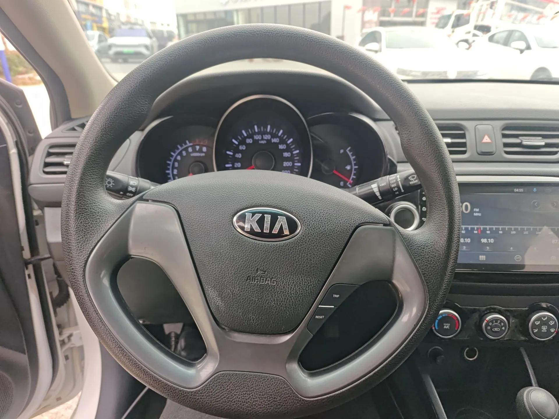 Kia K2 2015 Sedan 1.4L Automatic GLS — миниатюра 14
