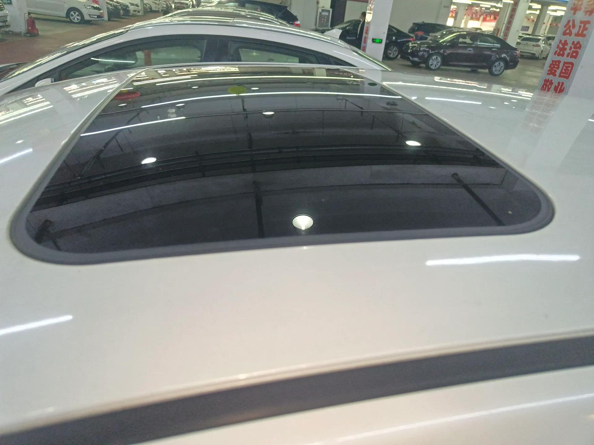 Venucia D60 2018 1.6L CVT Smart Connect Elite Edition — миниатюра 11