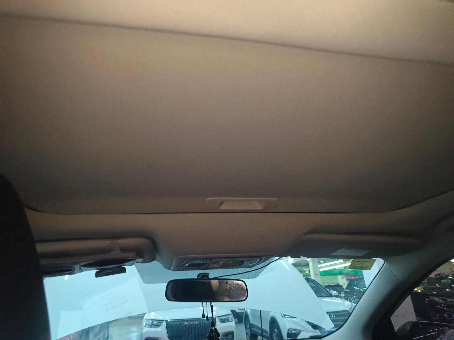 Venucia D60 2018 1.6L CVT Smart Connect Elite Edition — миниатюра 21