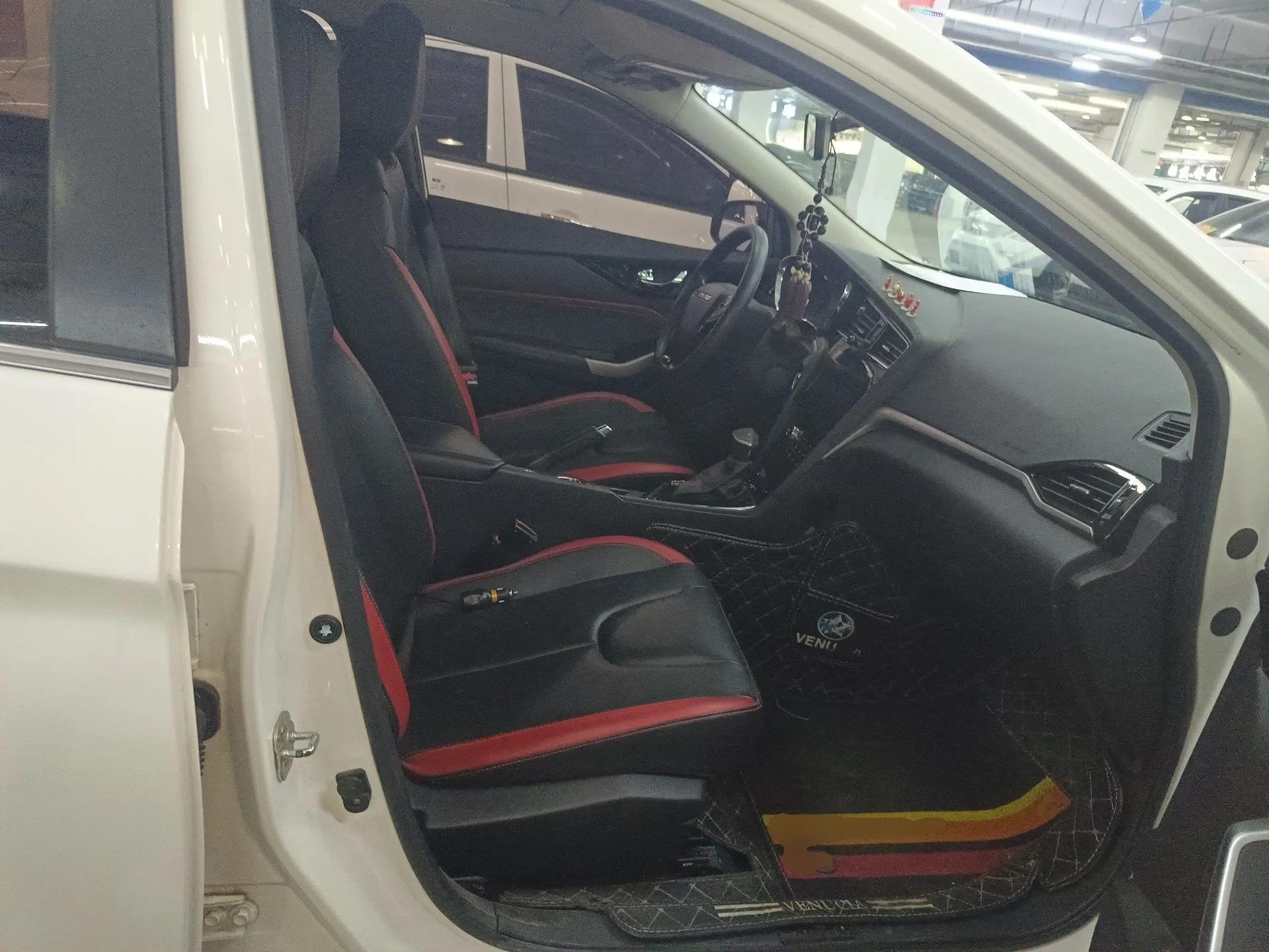 Venucia D60 2018 1.6L CVT Smart Connect Elite Edition — миниатюра 23