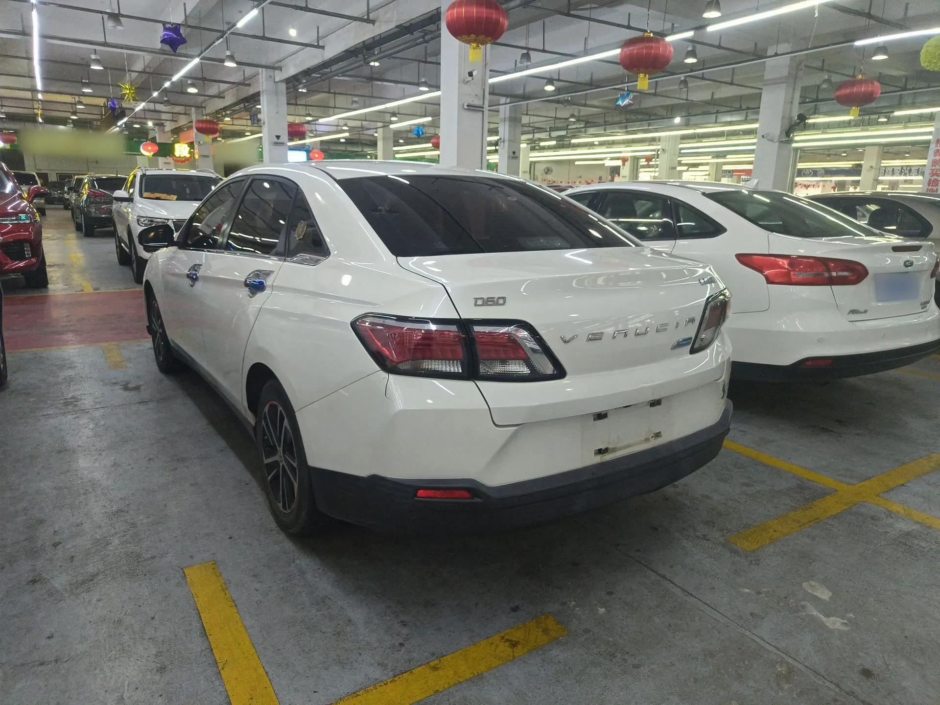 Venucia D60 2018 1.6L CVT Smart Connect Elite Edition — миниатюра 4