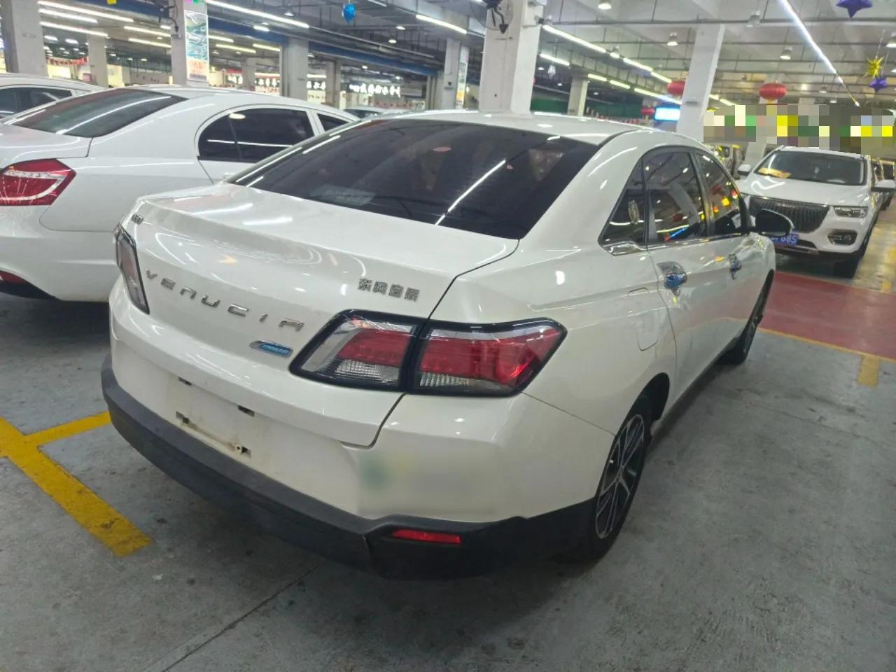 Venucia D60 2018 1.6L CVT Smart Connect Elite Edition — миниатюра 6
