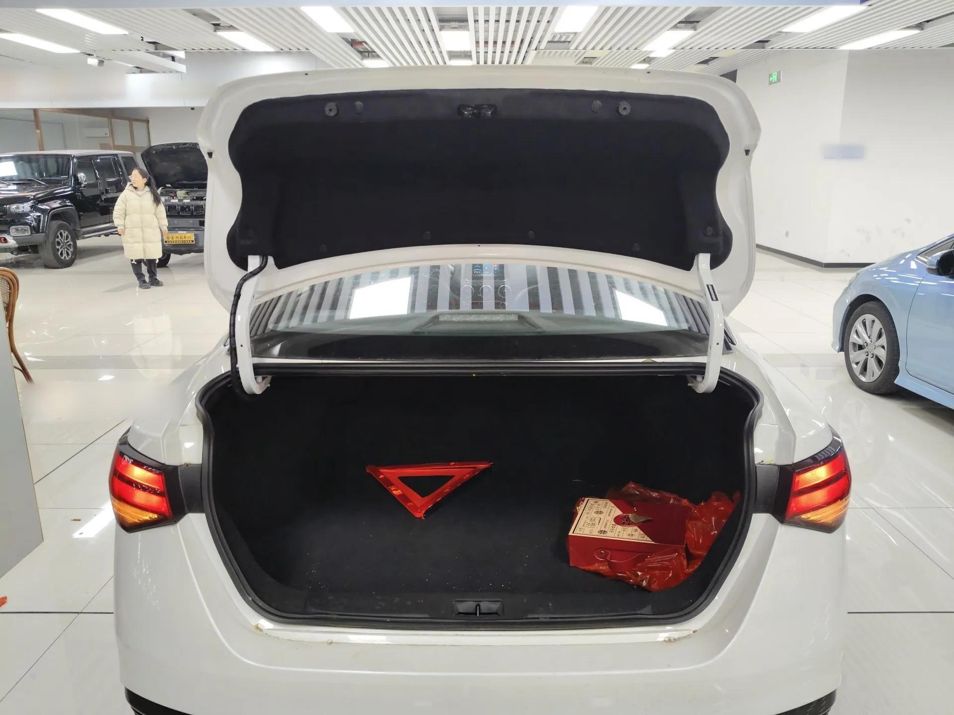 Nissan Sylphy 2025 1.6L CVT Genuine Edition — миниатюра 22