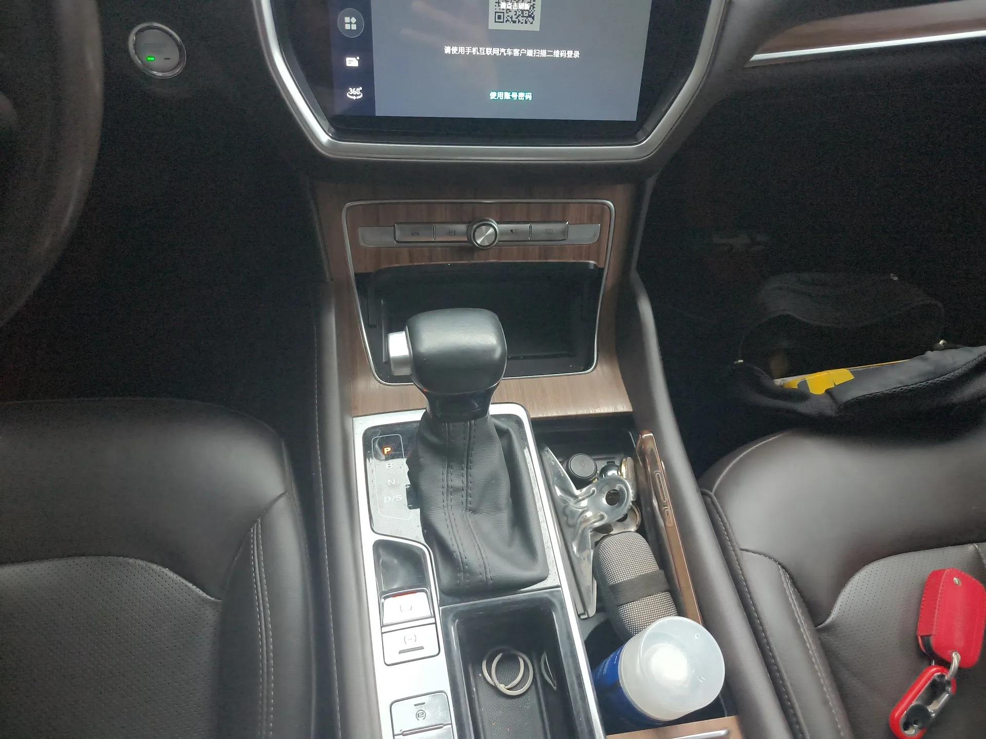 Roewe RX8 2018 30T Smart Connectivity Two-Wheel Drive Supreme Edition — миниатюра 17