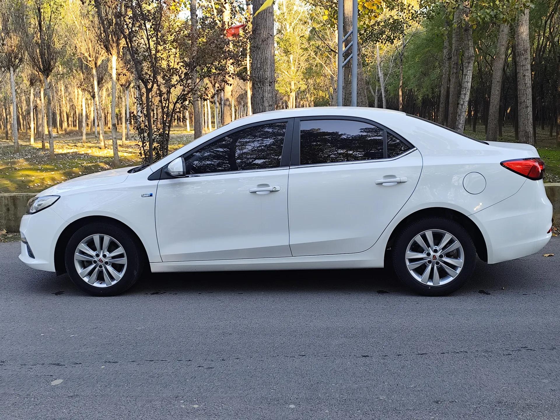 Roewe 360 2018 PLUS 1.5L Automatic Luxury Edition — миниатюра 4