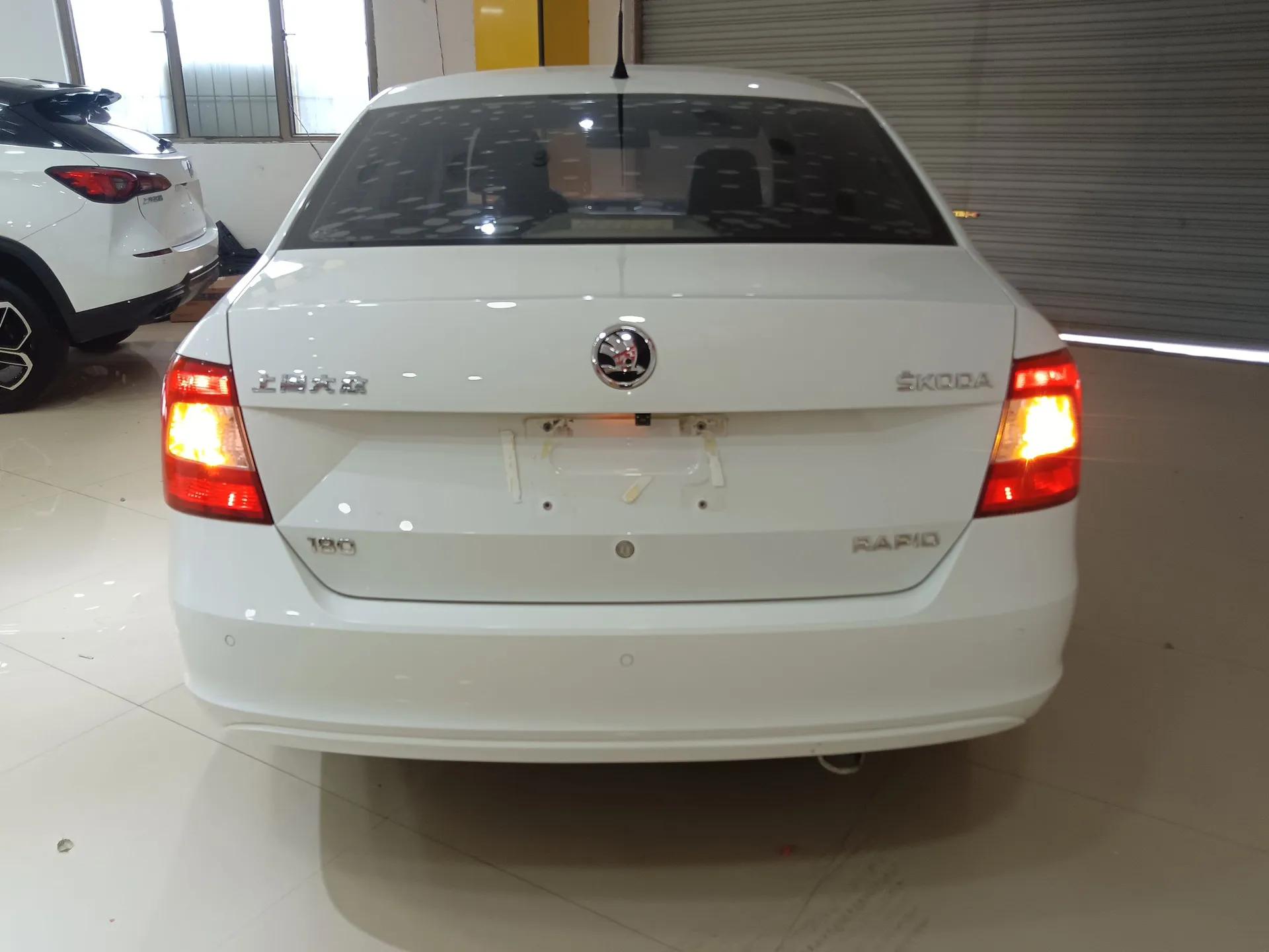 Skoda Rapid 2016 1.6L Automatic Chuanxing Edition — миниатюра 3