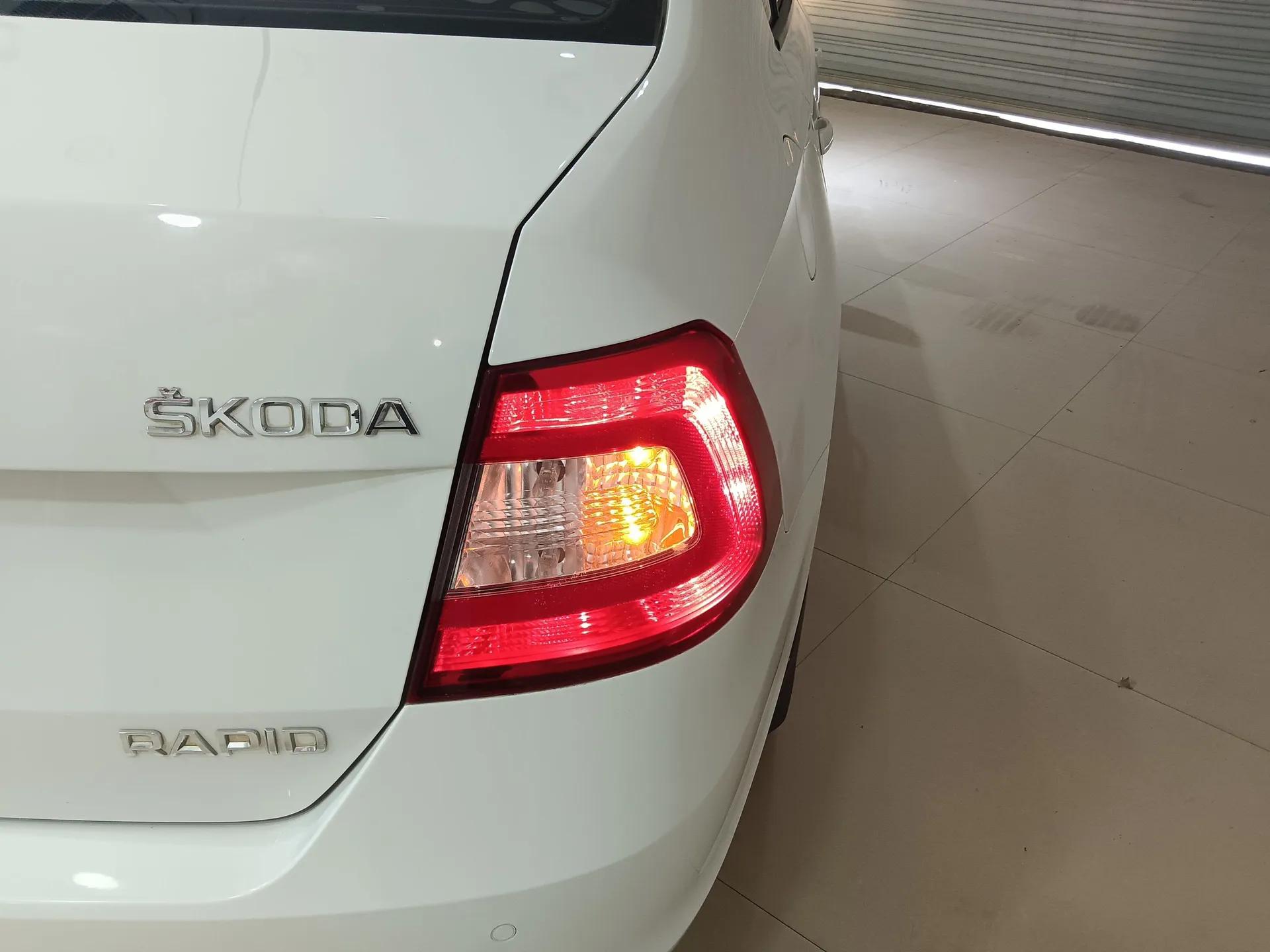 Skoda Rapid 2016 1.6L Automatic Chuanxing Edition — миниатюра 8
