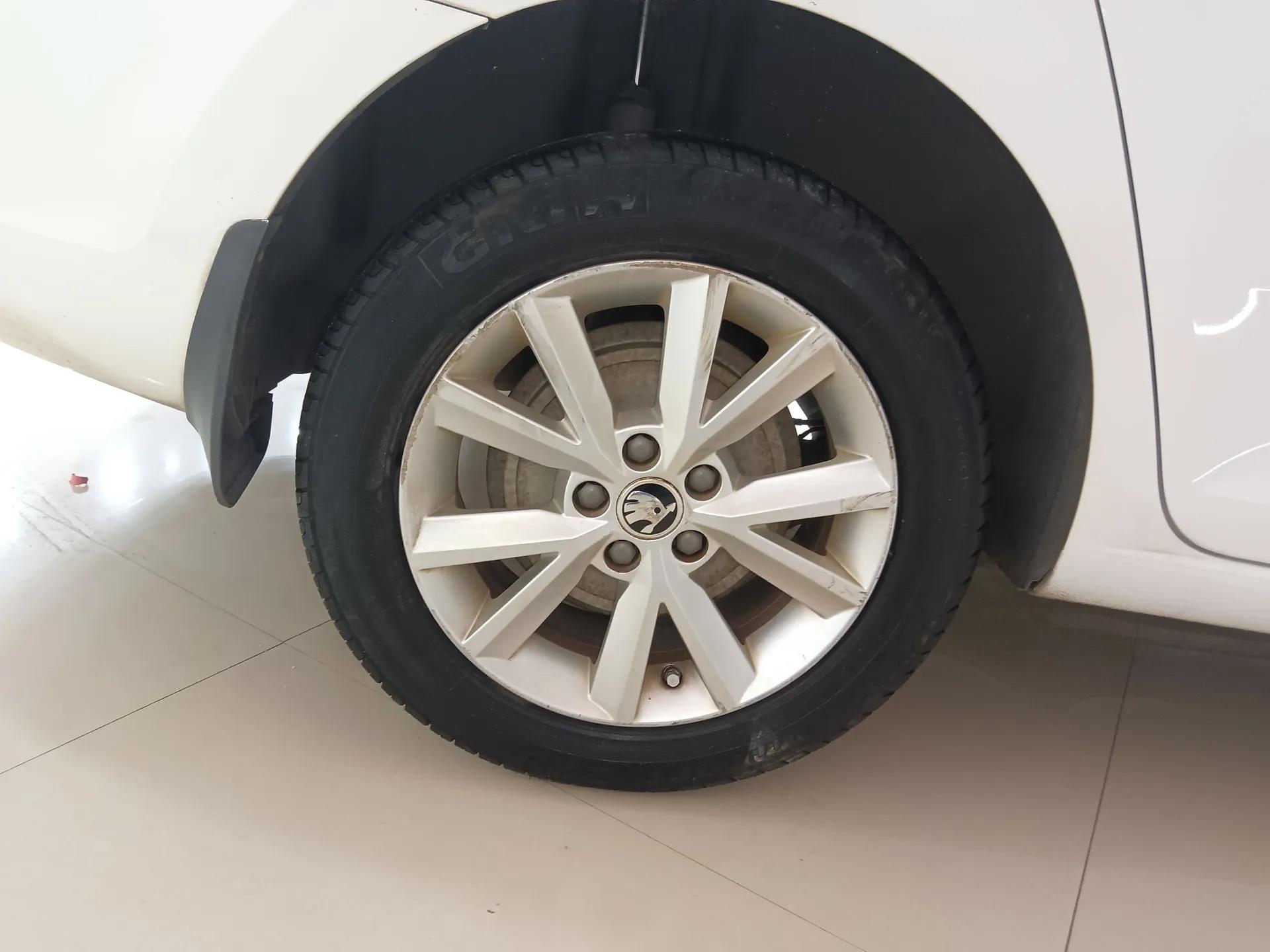Skoda Rapid 2016 1.6L Automatic Chuanxing Edition — миниатюра 10