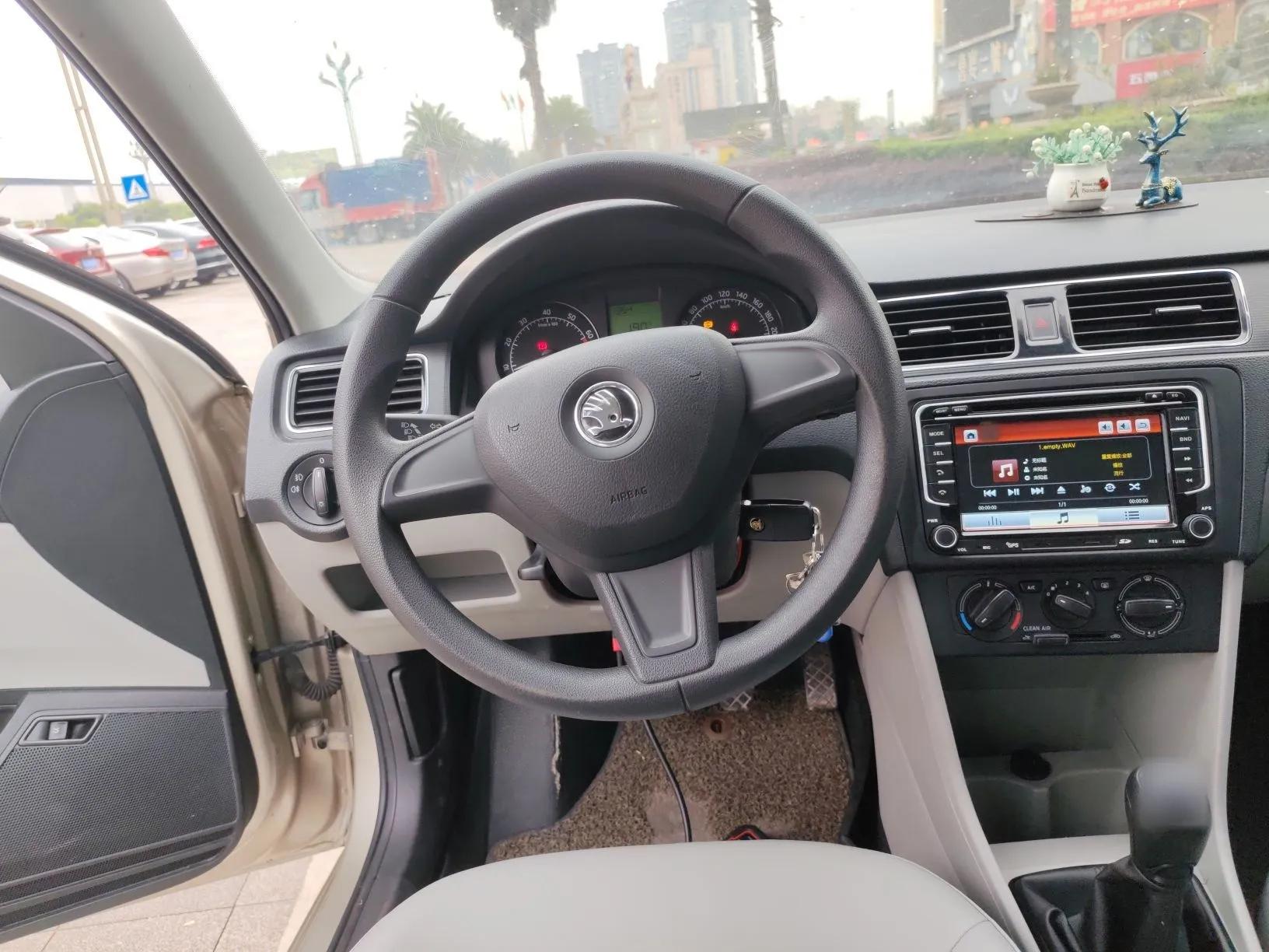 Skoda Rapid 2016 1.6L Manual Trend Edition — миниатюра 14