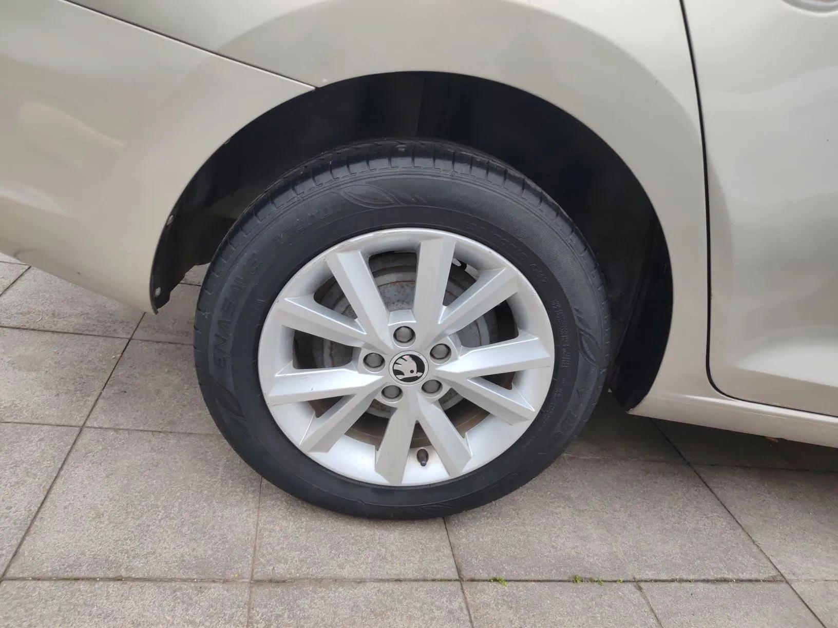 Skoda Rapid 2016 1.6L Manual Trend Edition — миниатюра 10