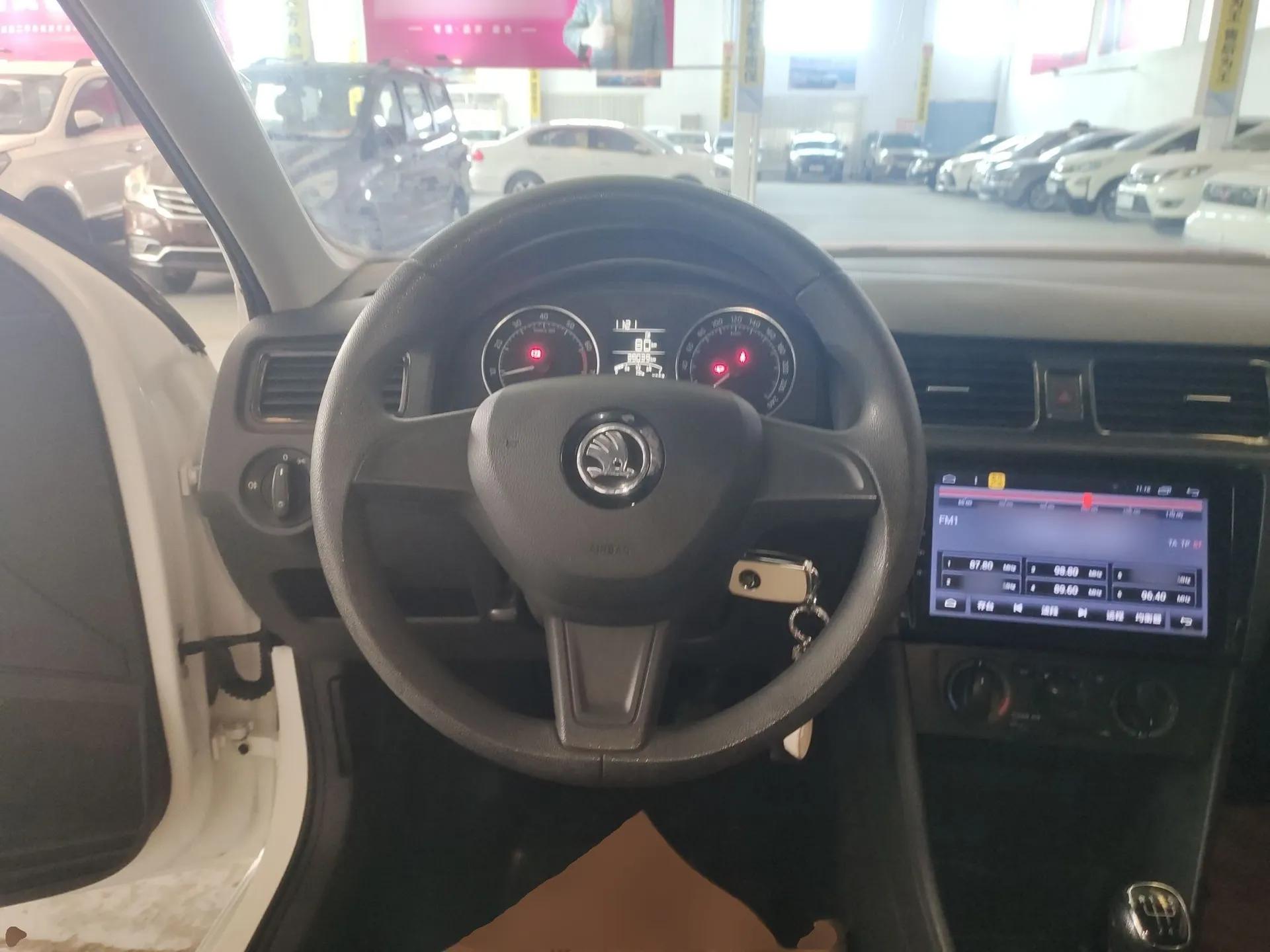 Skoda Rapid Spaceback 2016 Revised Version 1.4L Manual Front-Drive Edition — миниатюра 14