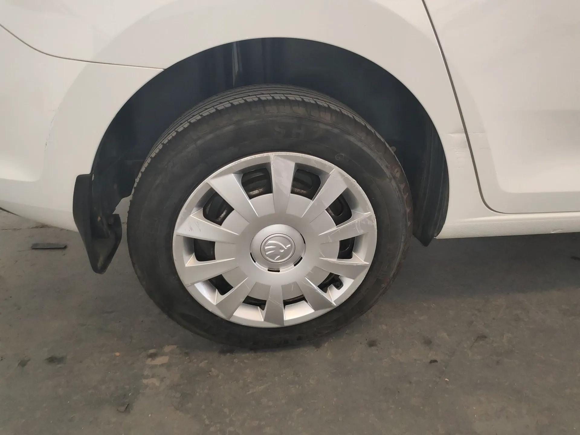 Skoda Rapid Spaceback 2016 Revised Version 1.4L Manual Front-Drive Edition — миниатюра 10