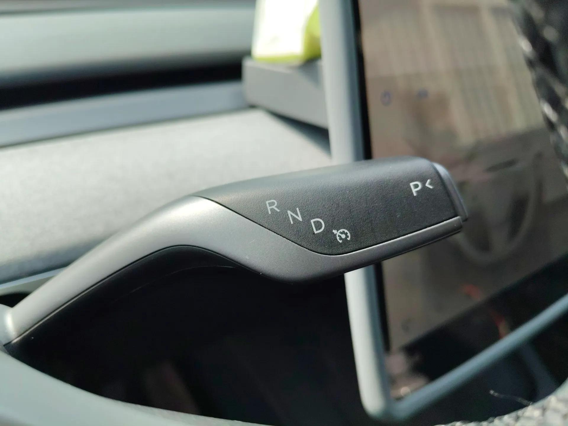 Tesla Model Y 2024 Long-Range All-Wheel-Drive Version — миниатюра 15