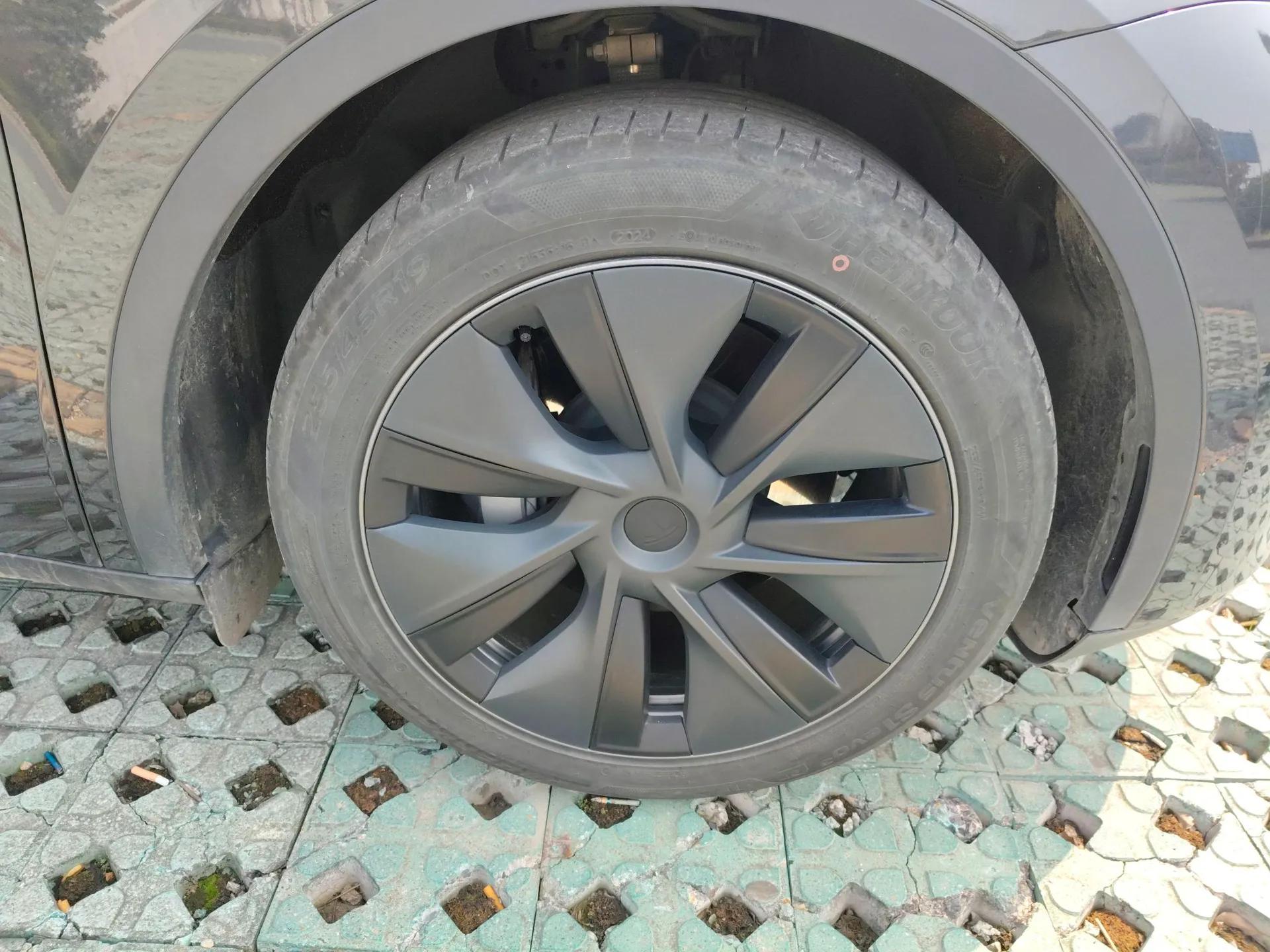 Tesla Model Y 2024 Long-Range All-Wheel-Drive Version — миниатюра 8