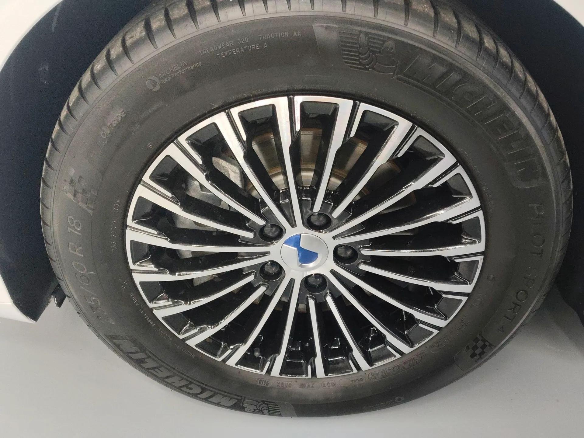 Denza D9 2022 DM-i 970 Four-Wheel Drive Prestige Model — миниатюра 8