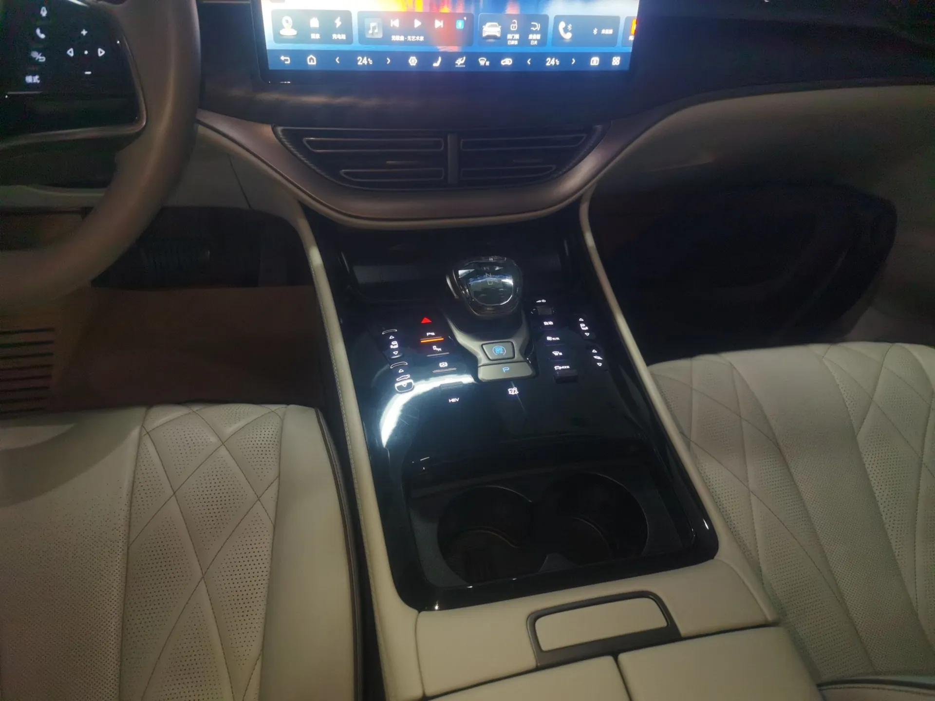 Denza D9 2022 DM-i 1040 Prestige Model — миниатюра 17