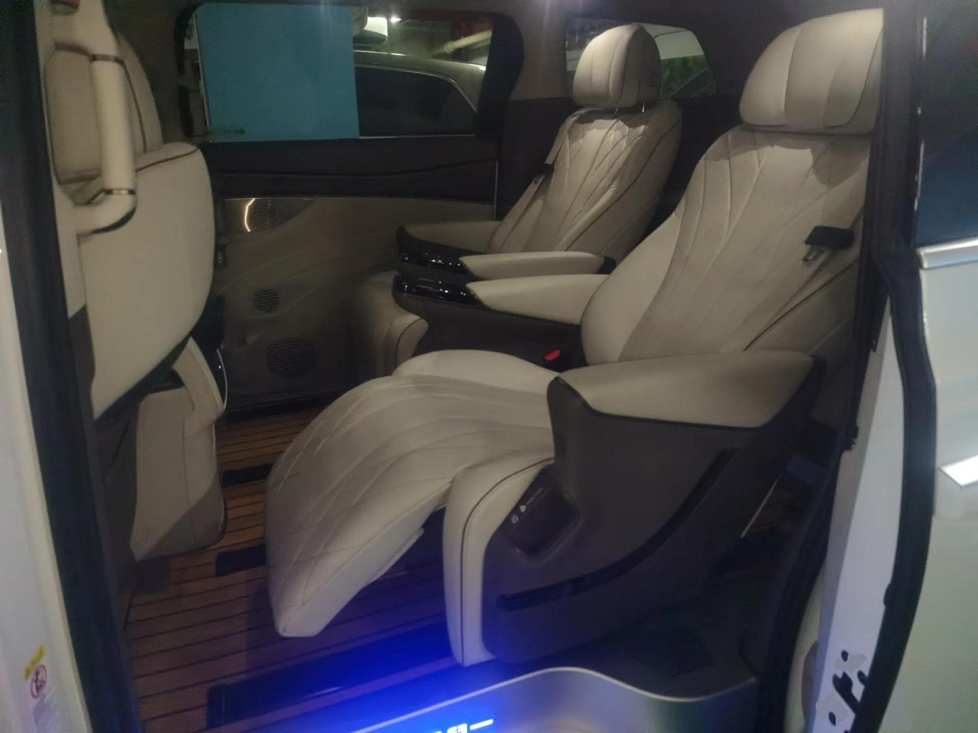 Denza D9 2022 DM-i 1040 Prestige Model — миниатюра 20
