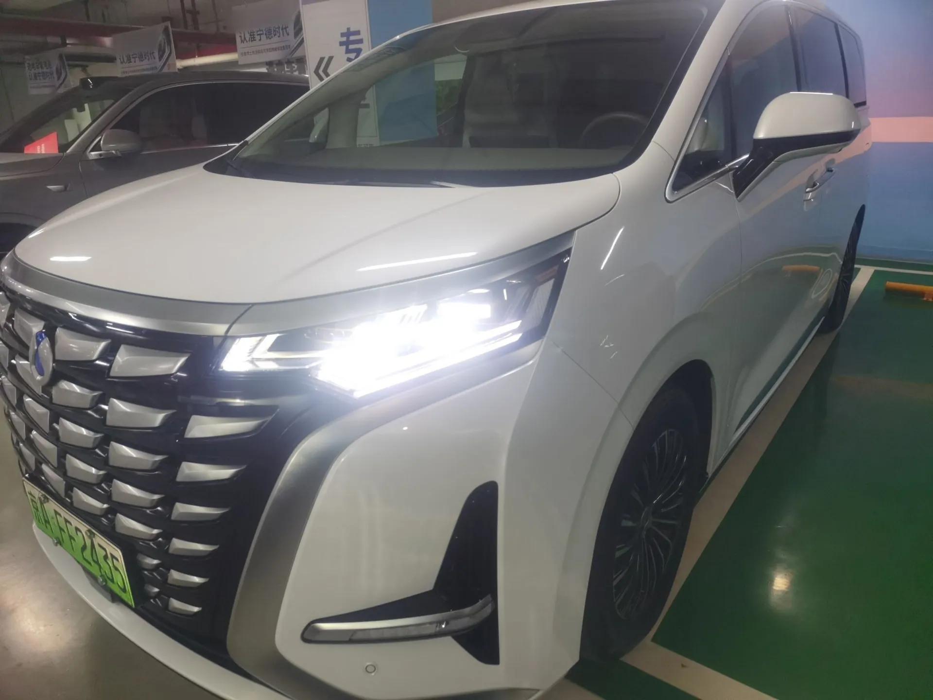 Denza D9 2022 DM-i 1040 Prestige Model — миниатюра 9