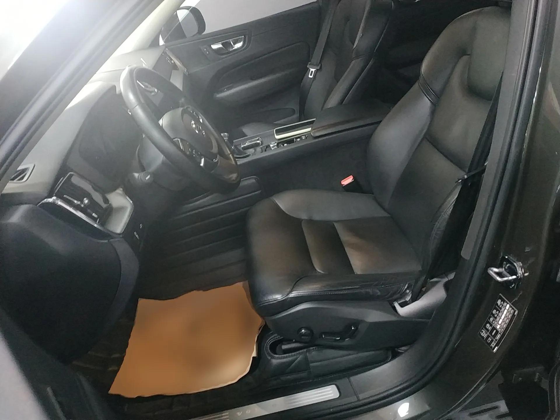 Volvo XC60 2019 T5 4x4 Zhiyuan Edition China VI Standard — миниатюра 17