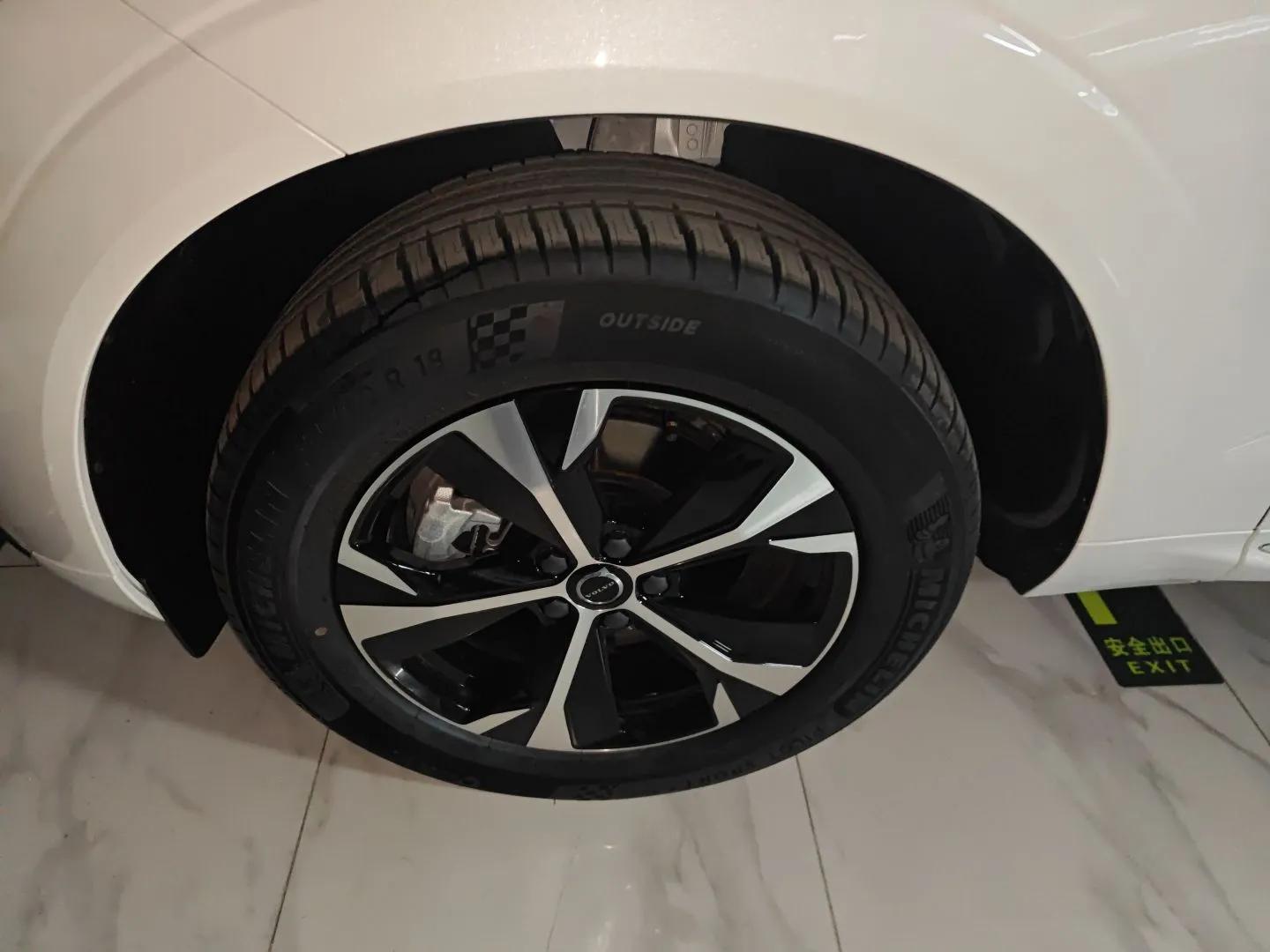 Volvo XC60 2026 B5 4x4 Smart Luxury Edition — миниатюра 8