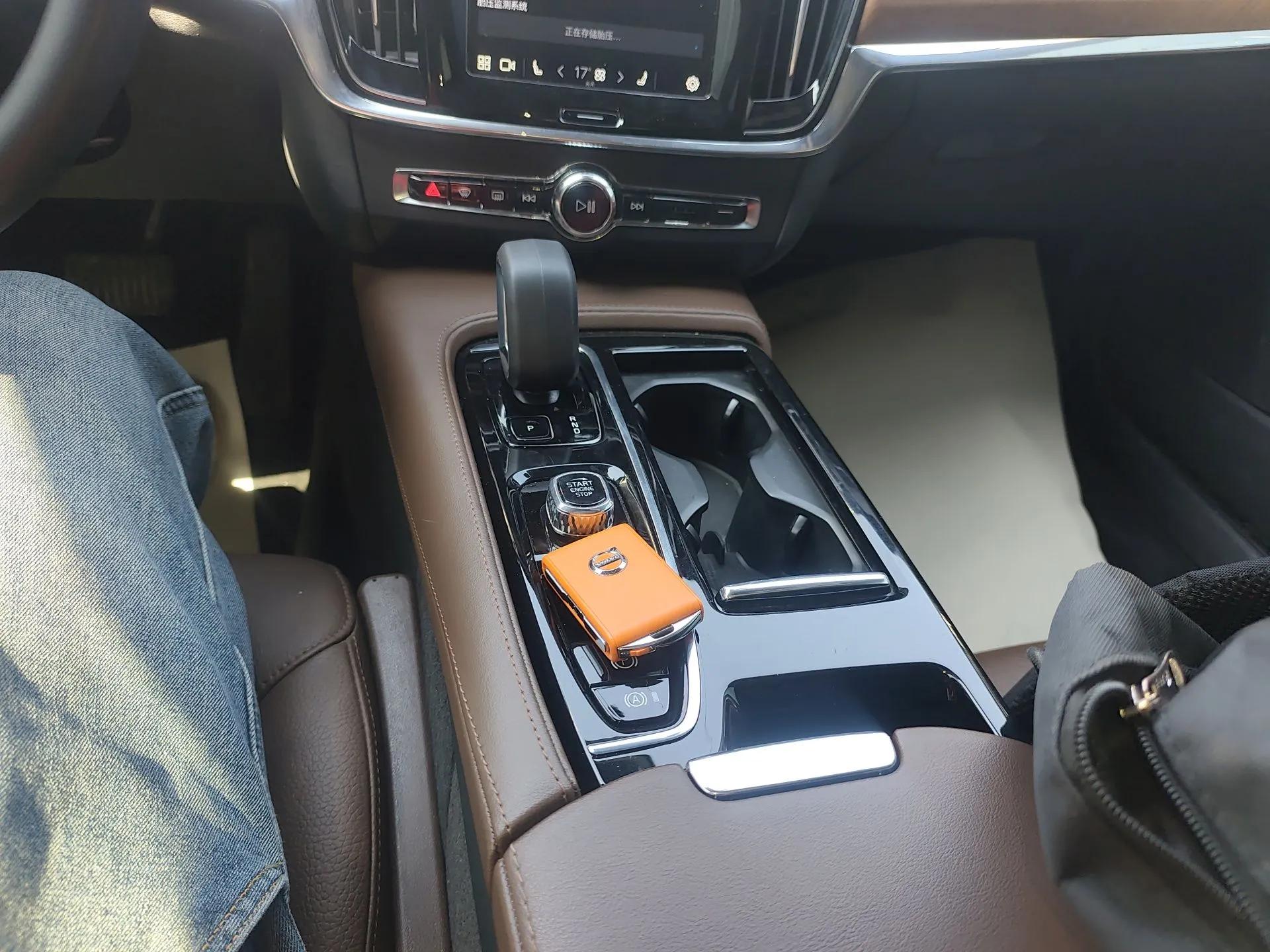 Volvo S90 New Energy 2023 T8 Plug-in Hybrid All-Wheel Drive Long-Range Zhiyi Luxury Edition — миниатюра 17