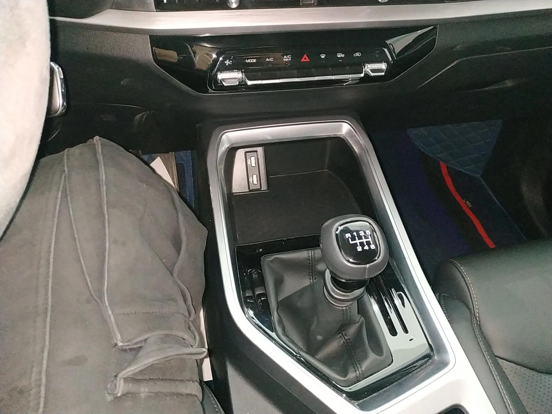 Wuling Jiachen 2022 1.5L Manual Light Comfort Edition — миниатюра 17