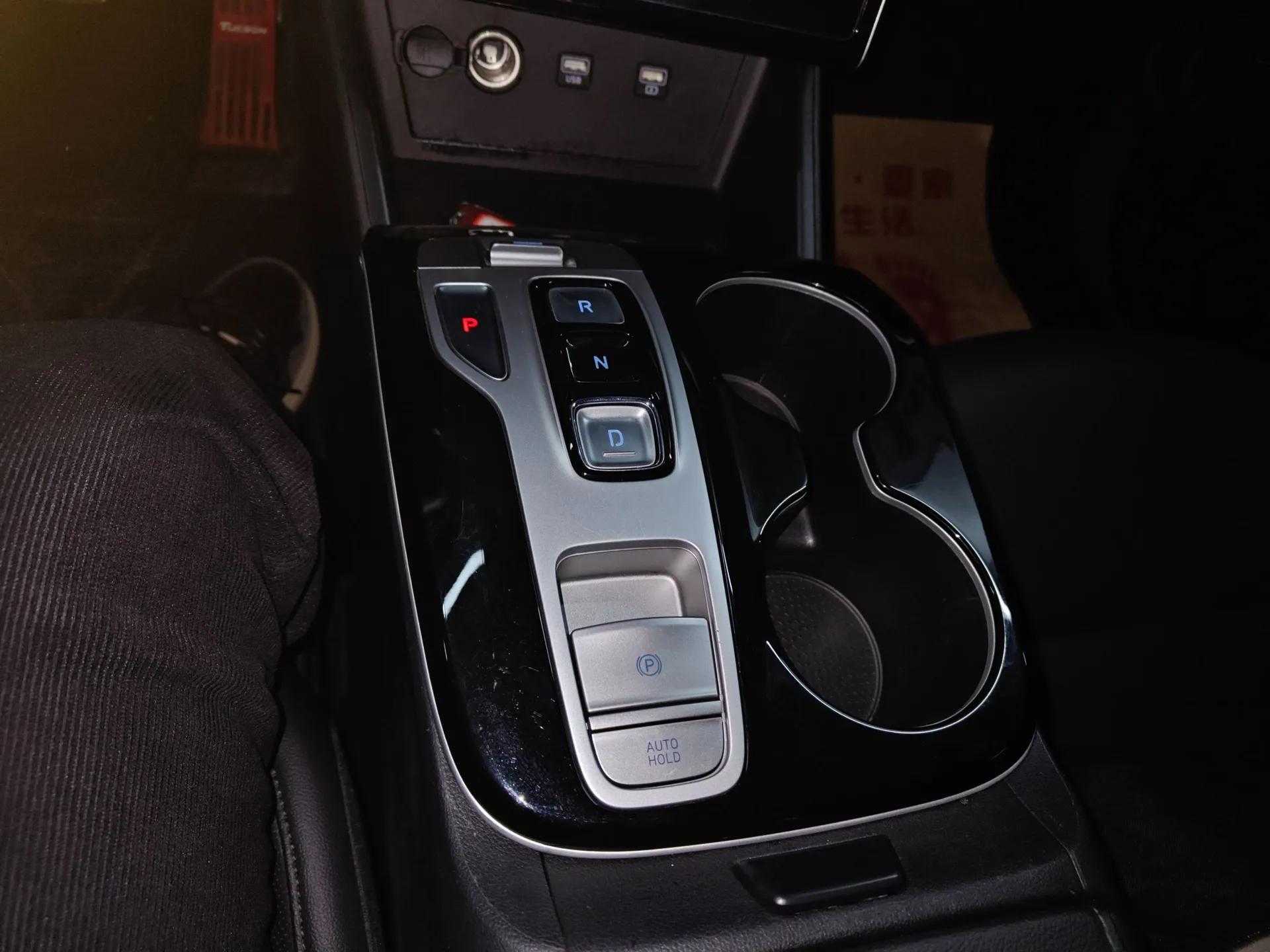 Hyundai Tucson 2023 Tucson L 1.5T Automatic Two-Wheel Drive DLX Luxury Edition — миниатюра 17