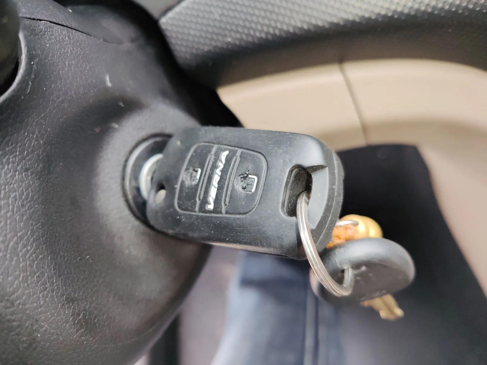Hyundai Verna (older generation) 2016 1.4L Automatic Smart GLS — миниатюра 12