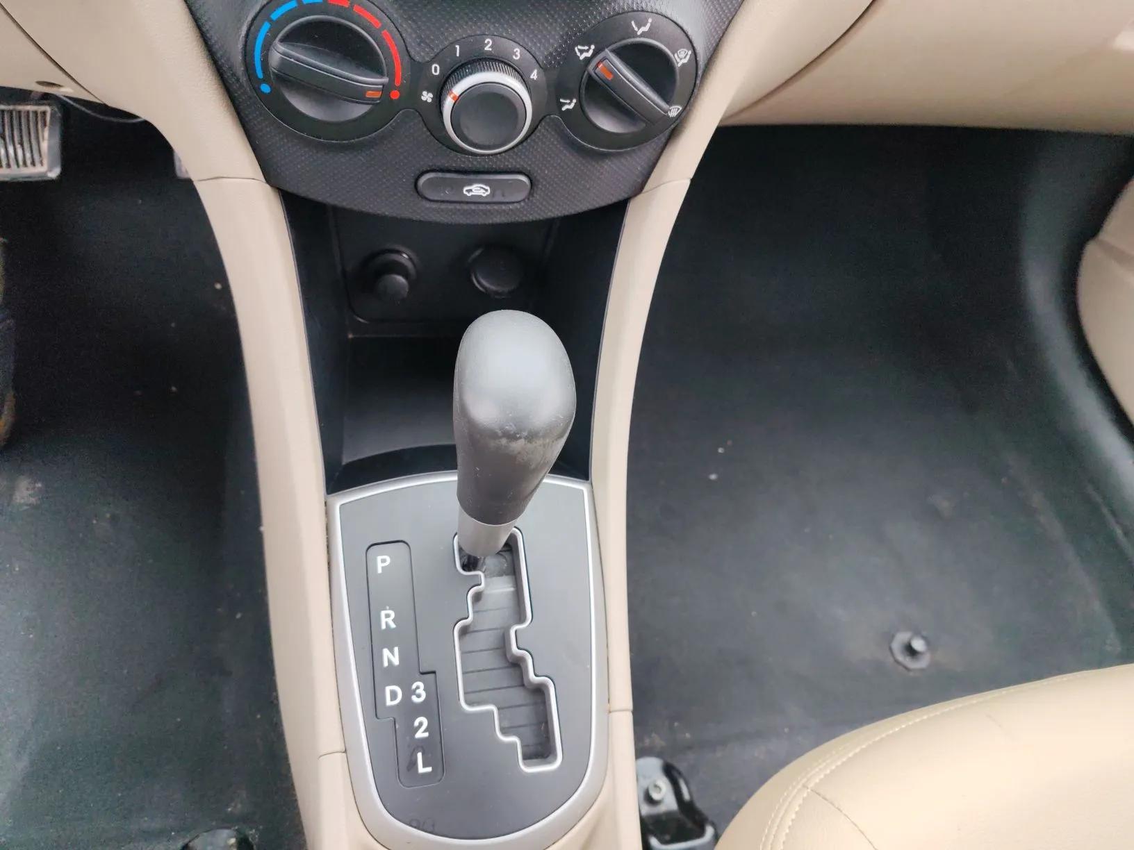 Hyundai Verna (older generation) 2016 1.4L Automatic Smart GLS — миниатюра 17