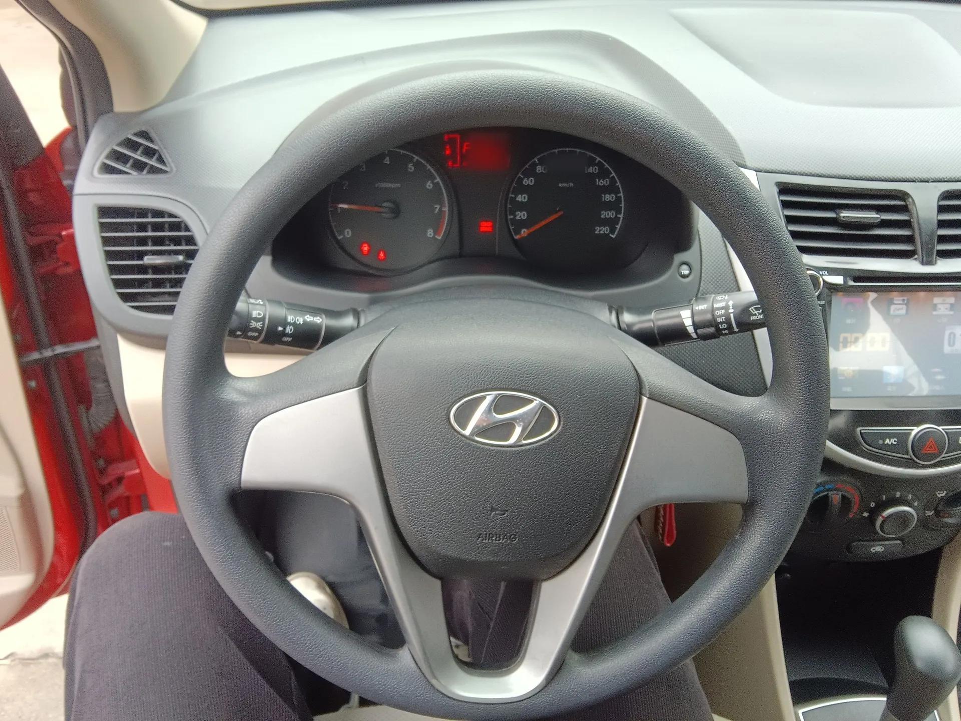 Hyundai Verna (older generation) 2014 1.4L Automatic Smart GLS — миниатюра 13