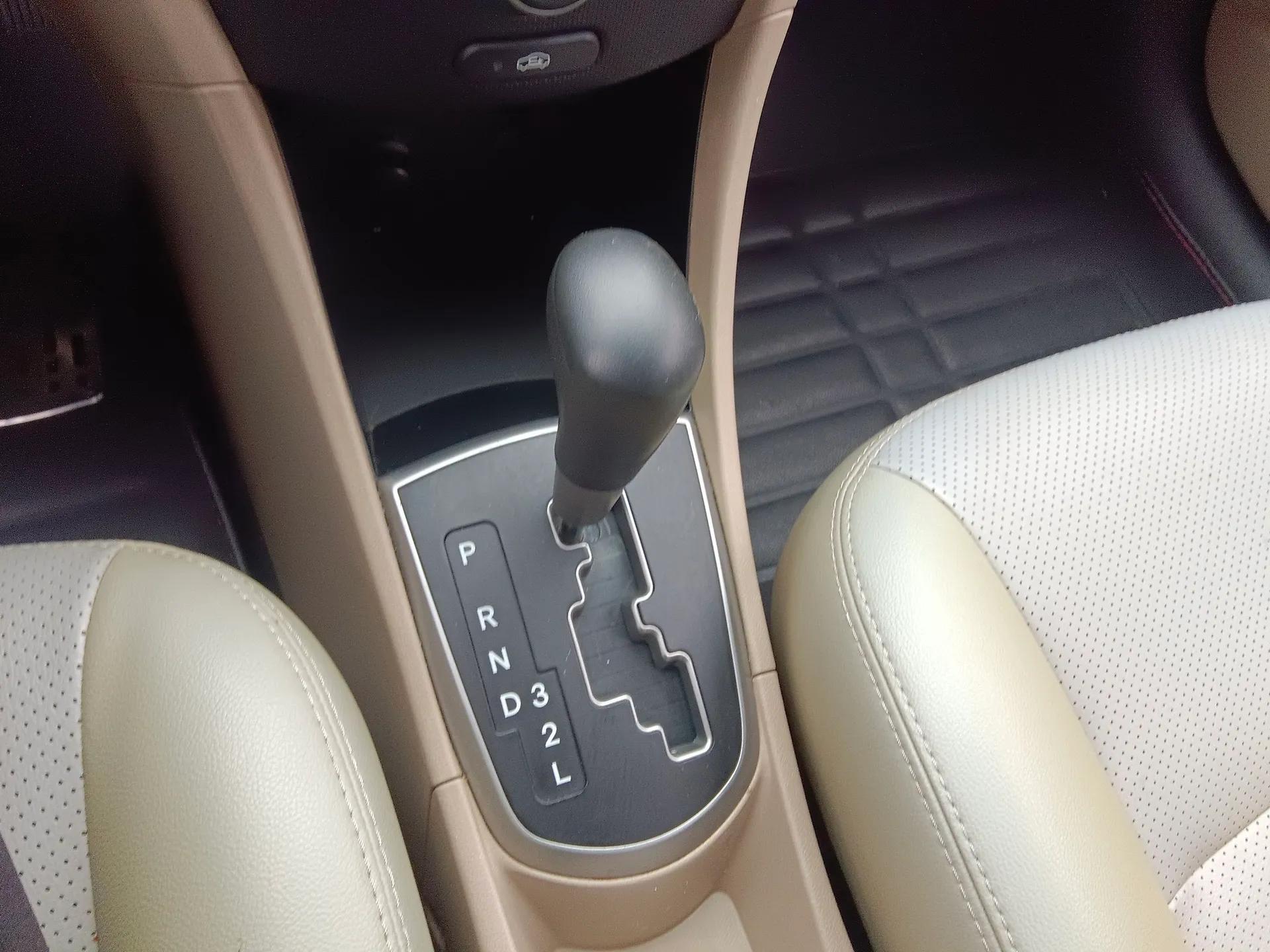 Hyundai Verna (older generation) 2014 1.4L Automatic Smart GLS — миниатюра 16