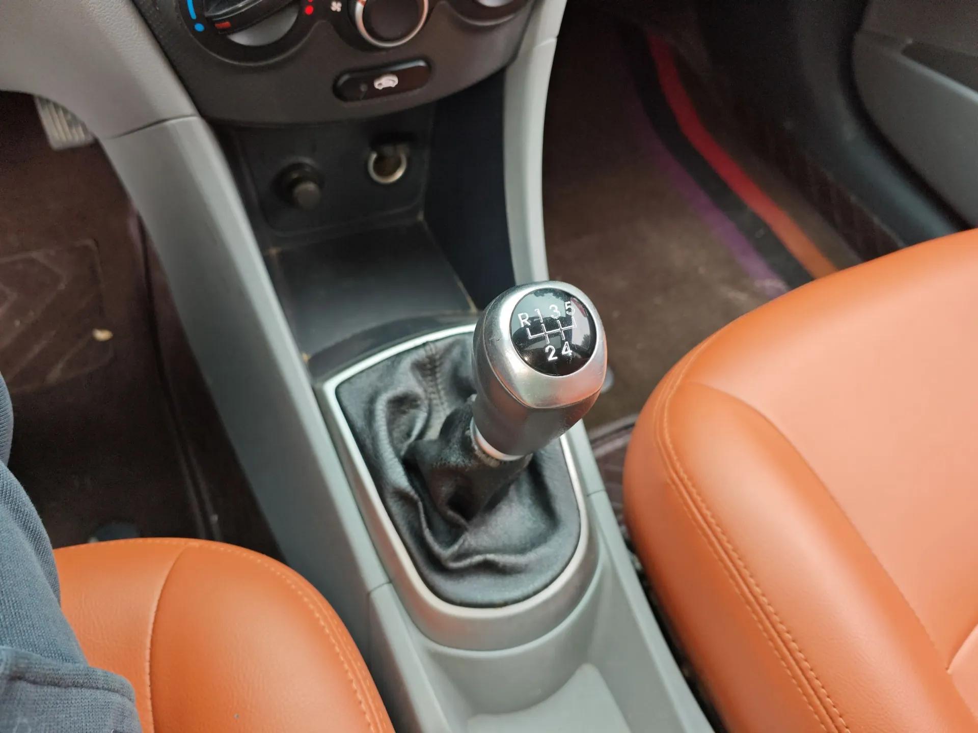 Hyundai Verna (older generation) 2014 1.4L Manual Top-Tier Model TOP — миниатюра 17