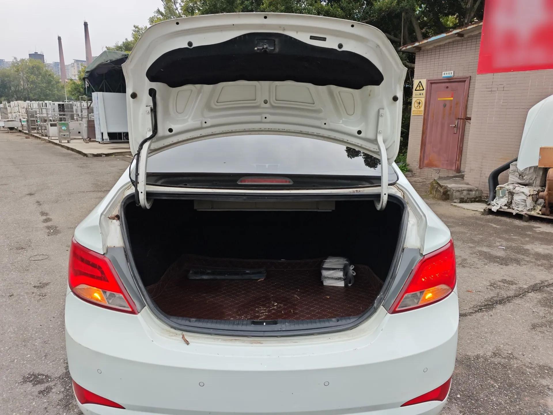Hyundai Verna (older generation) 2014 1.4L Manual Top-Tier Model TOP — миниатюра 22
