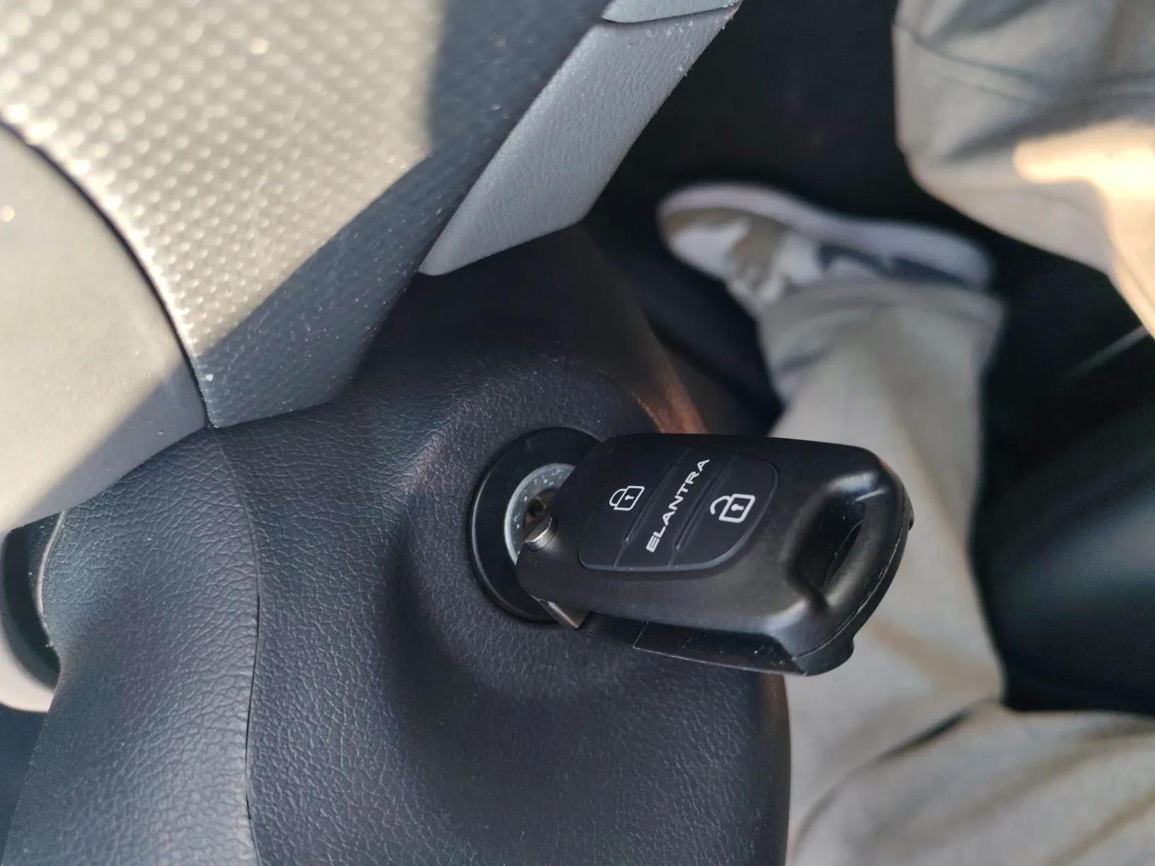 Hyundai Verna (older generation) 2014 1.4L Manual Smart GLS Trim — миниатюра 12