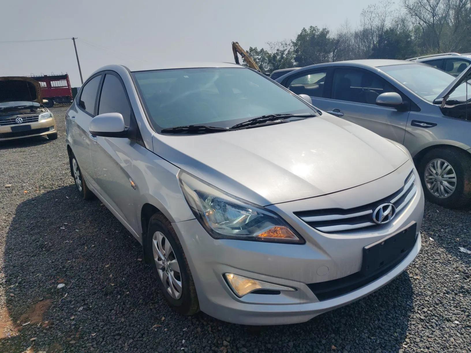 Hyundai Verna (older generation) 2014 1.4L Manual Smart GLS Trim — миниатюра 3