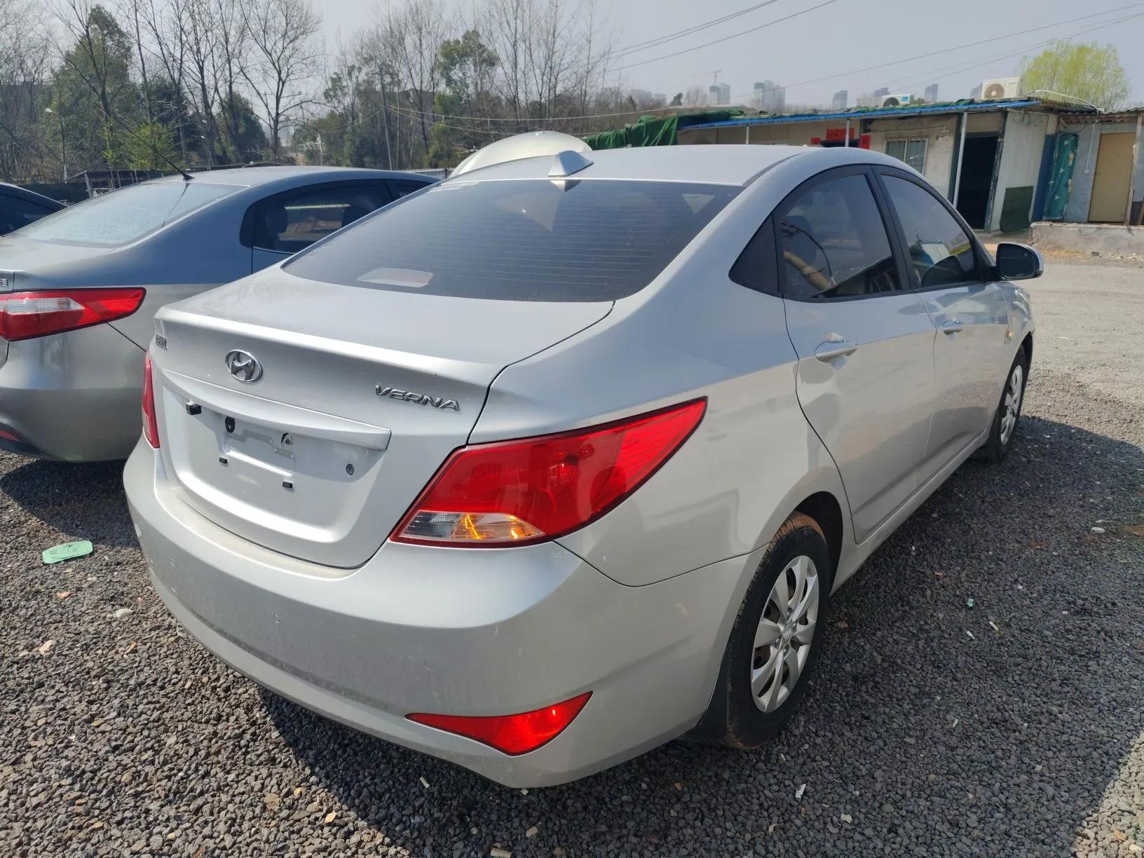Hyundai Verna (older generation) 2014 1.4L Manual Smart GLS Trim — миниатюра 6