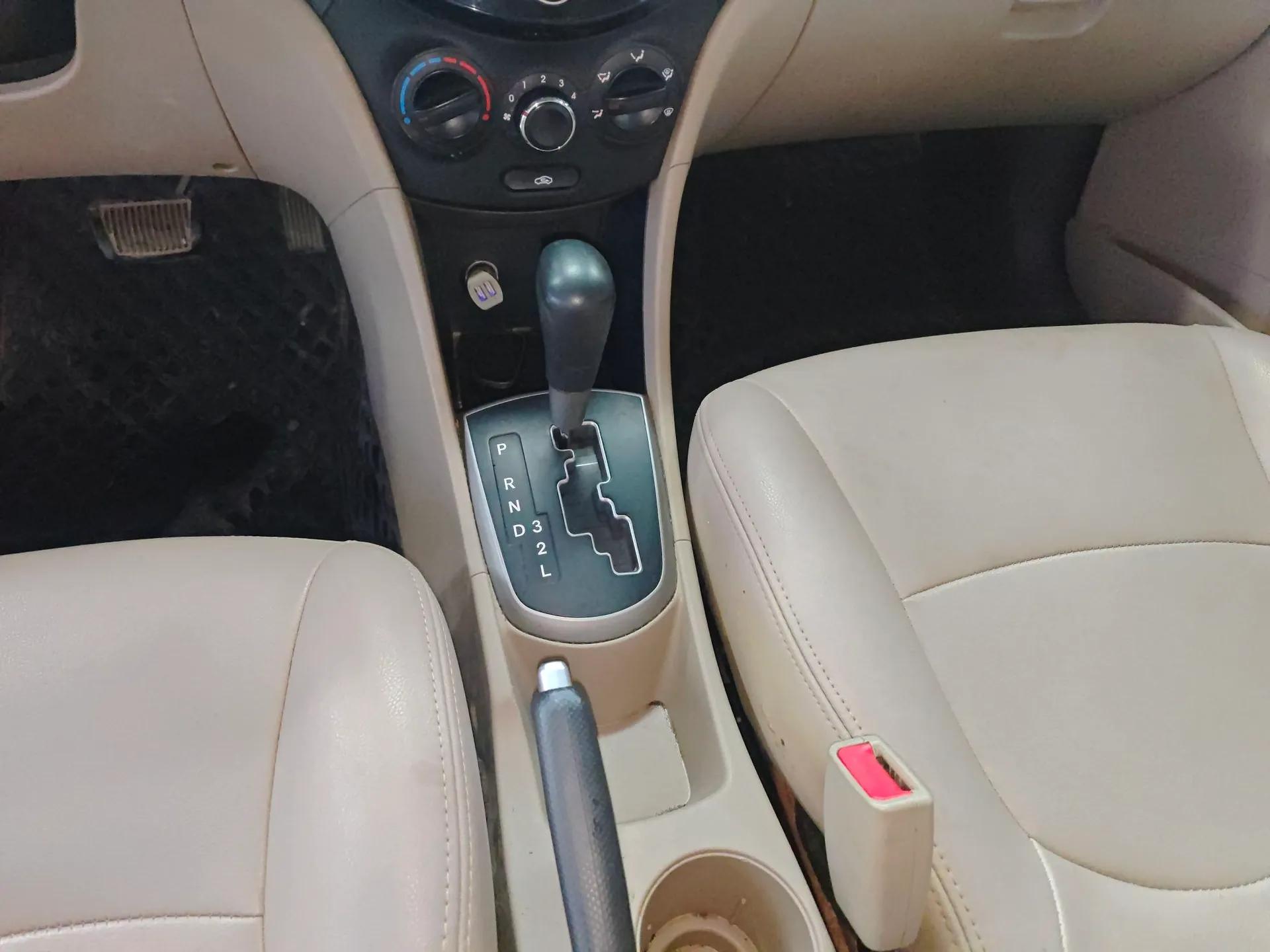 Hyundai Verna (older generation) 2014 1.4L Automatic Leading-Edge GLX — миниатюра 17