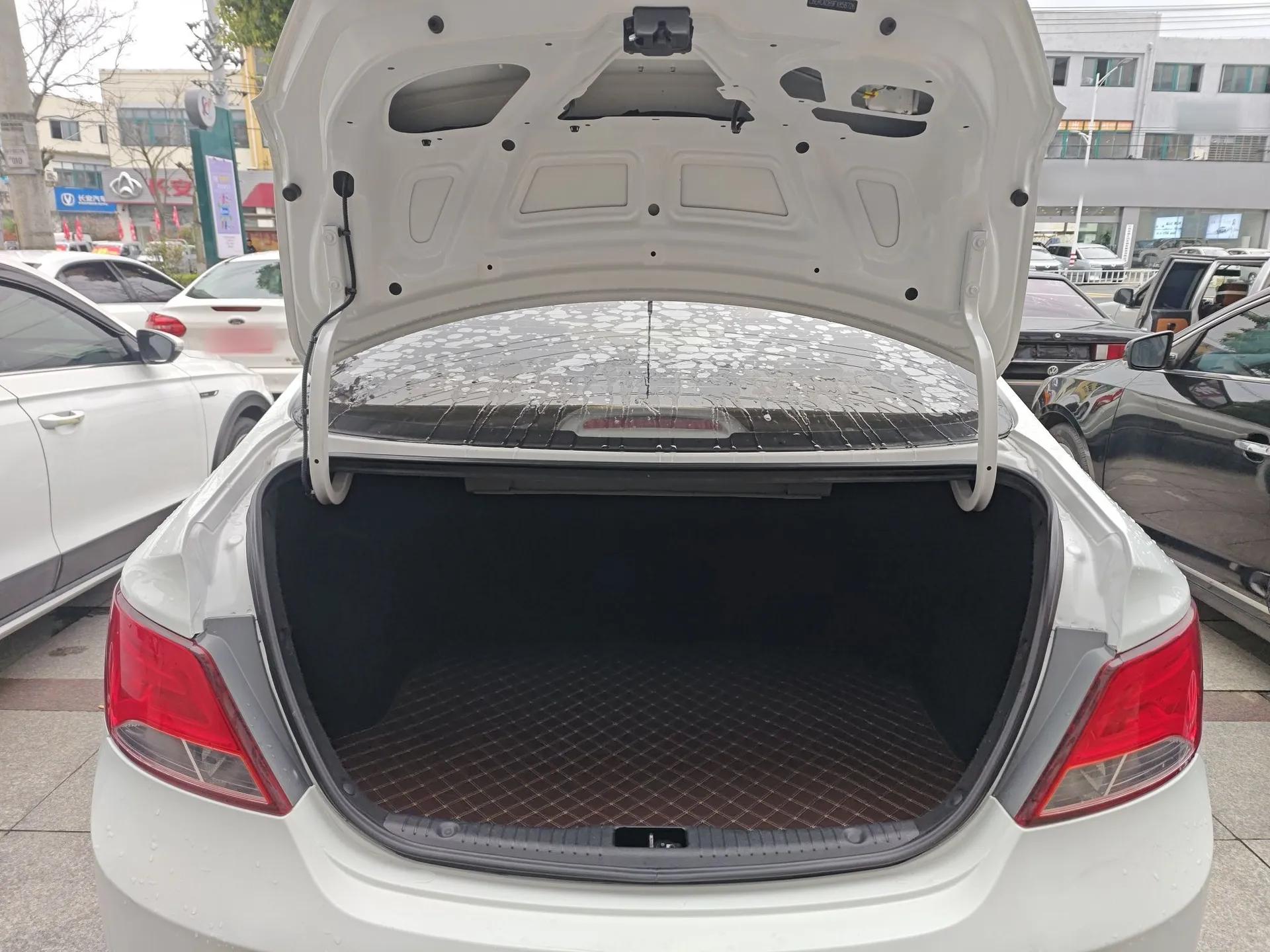 Hyundai Verna (older generation) 2014 1.4L Automatic Smart GLS — миниатюра 22