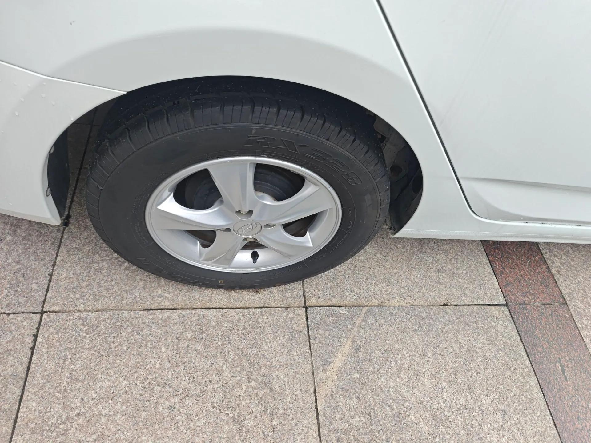 Hyundai Verna (older generation) 2014 1.4L Automatic Smart GLS — миниатюра 10